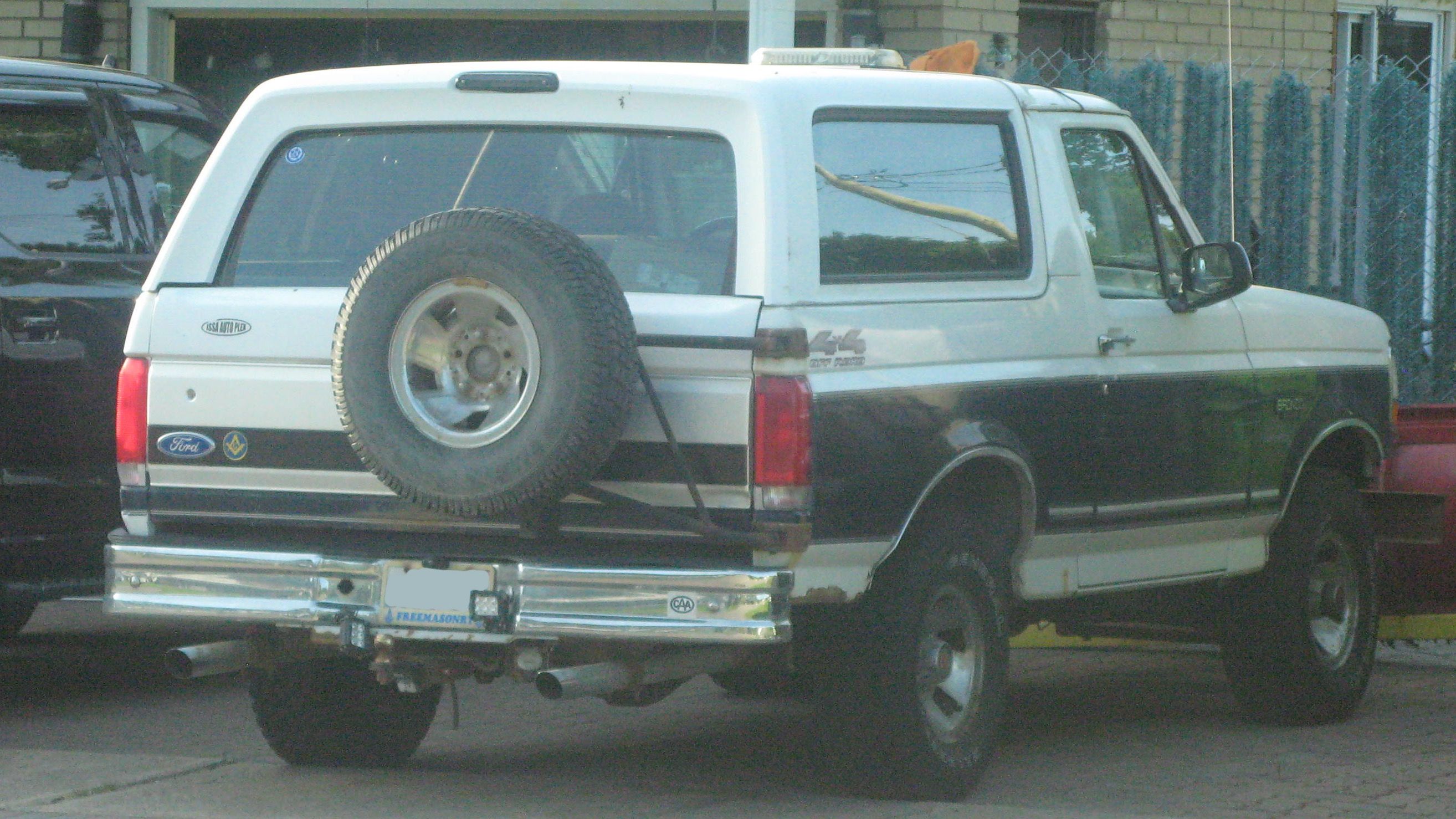 1994 Ford Bronco, full-size F-Series-based SUV — rear right view