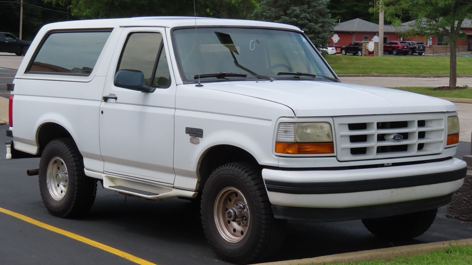 1995 Ford Bronco XLT, full-size F-Series-based SUV — front three-quarter view