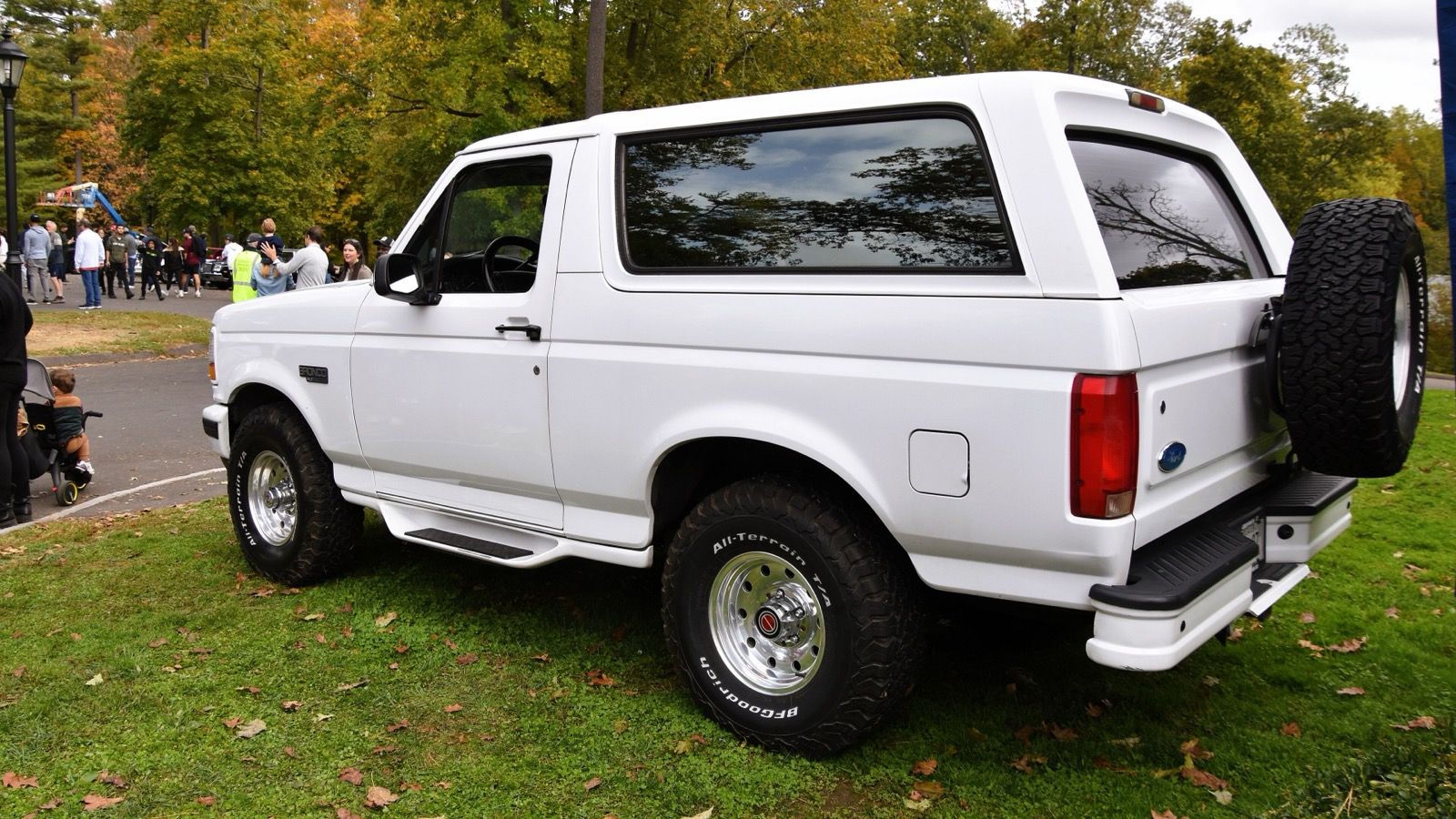 1996 Ford Bronco XLT, final full-size F-Series-based SUV — front three-quarter view