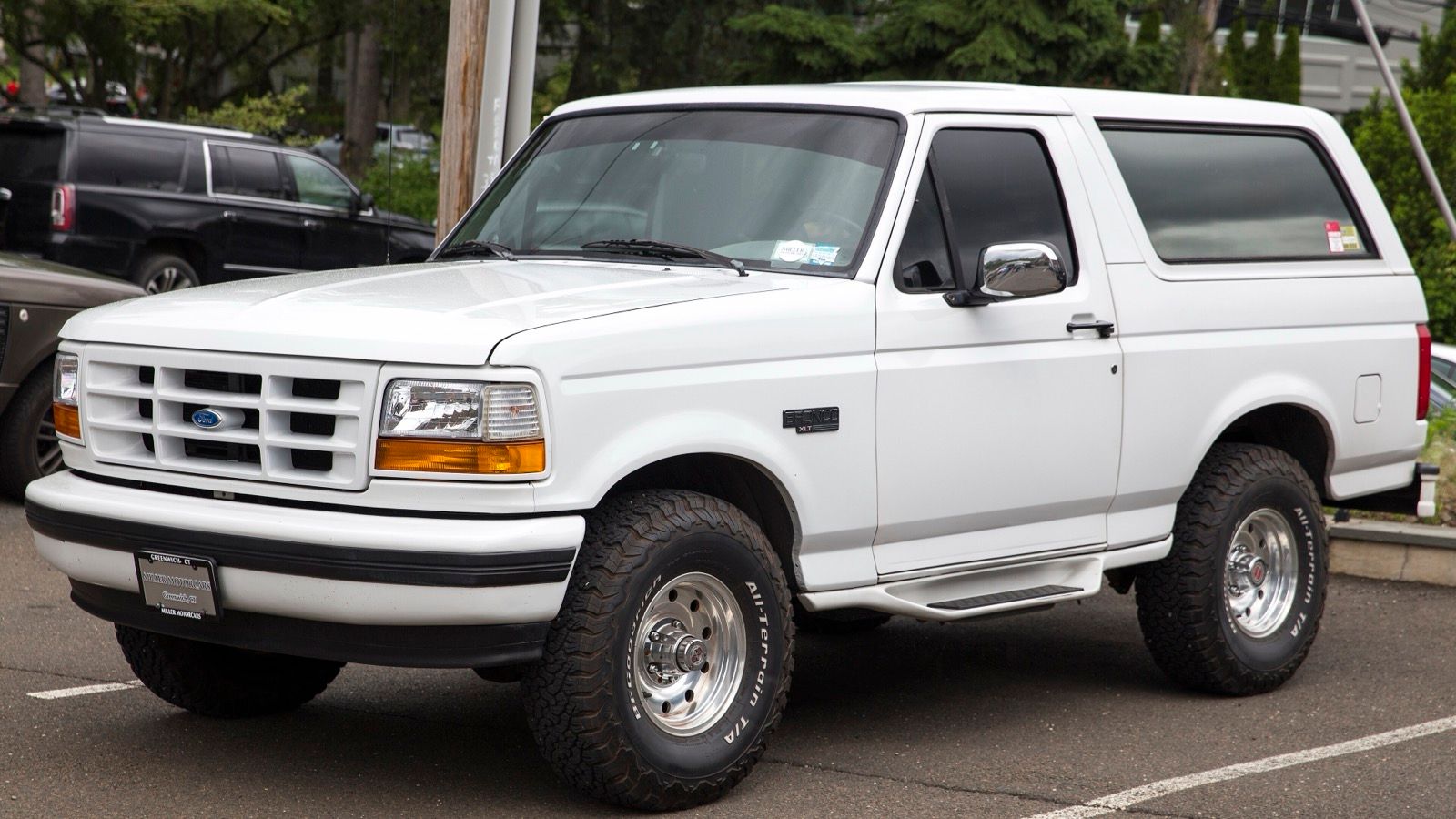 1996 Ford Bronco XLT, full-size F-Series-based generation — Oxford White, front three-quarter view