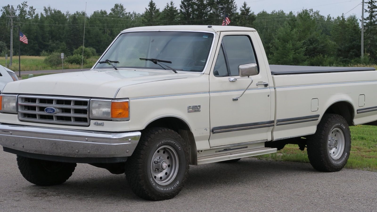 Eighth-generation Ford F-150 — 1987 white lariat, front three-quarter left view
