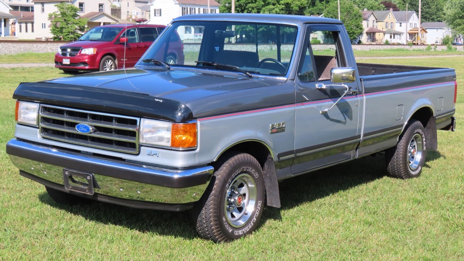 1990 Ford F-150 lariat pickup truck, front three-quarter left view