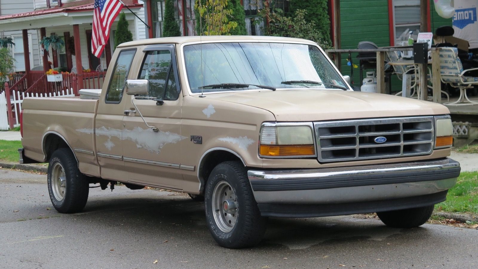 1996 Ford F-150 saddle xlt pickup truck, front three-quarter right view