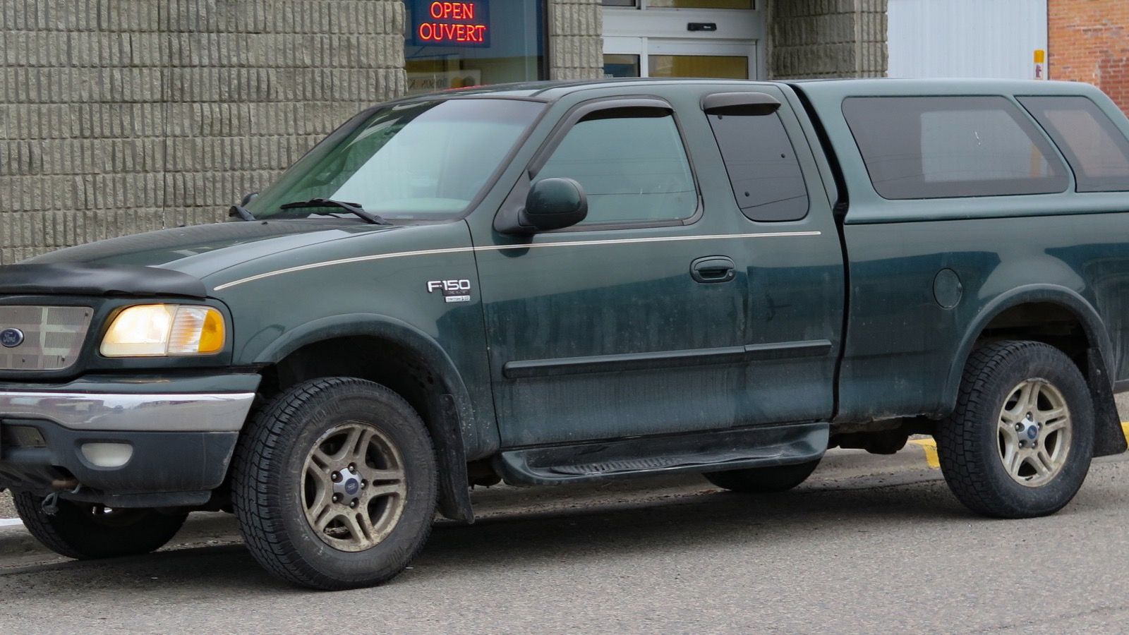 Tenth-generation Ford F-150 — 2001 green xlt, front three-quarter left view