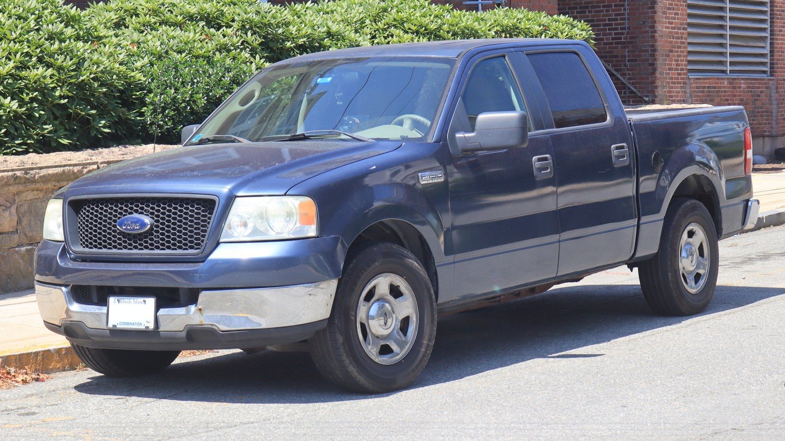 2005 Ford F-150 xlt pickup truck, front three-quarter left view