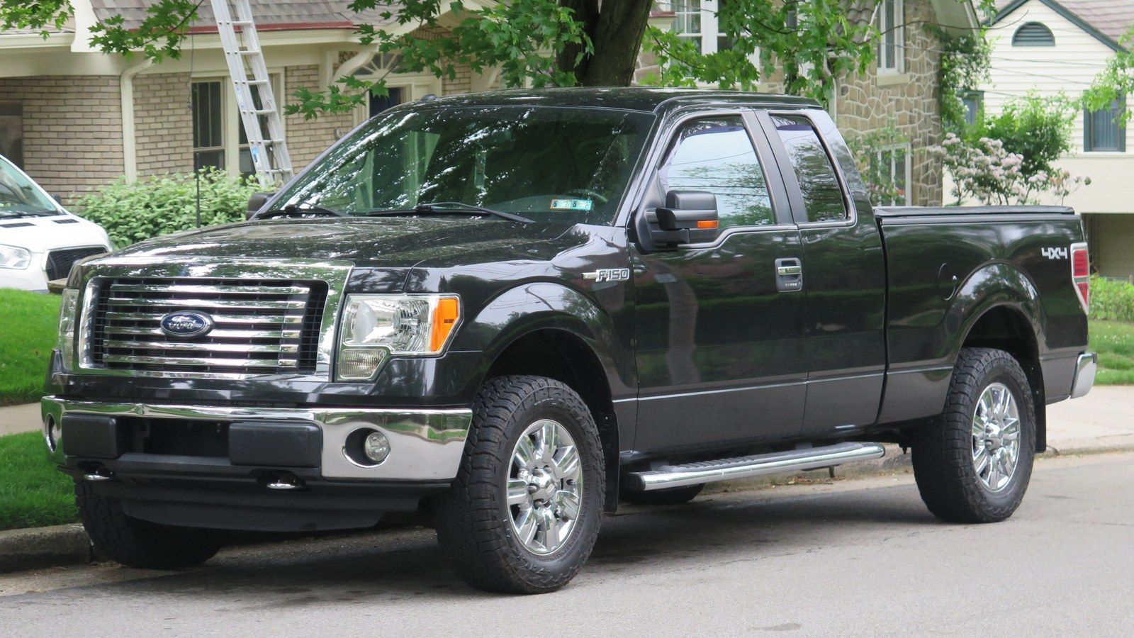 2012 Ford F-150 xlt pickup truck, front three-quarter left view