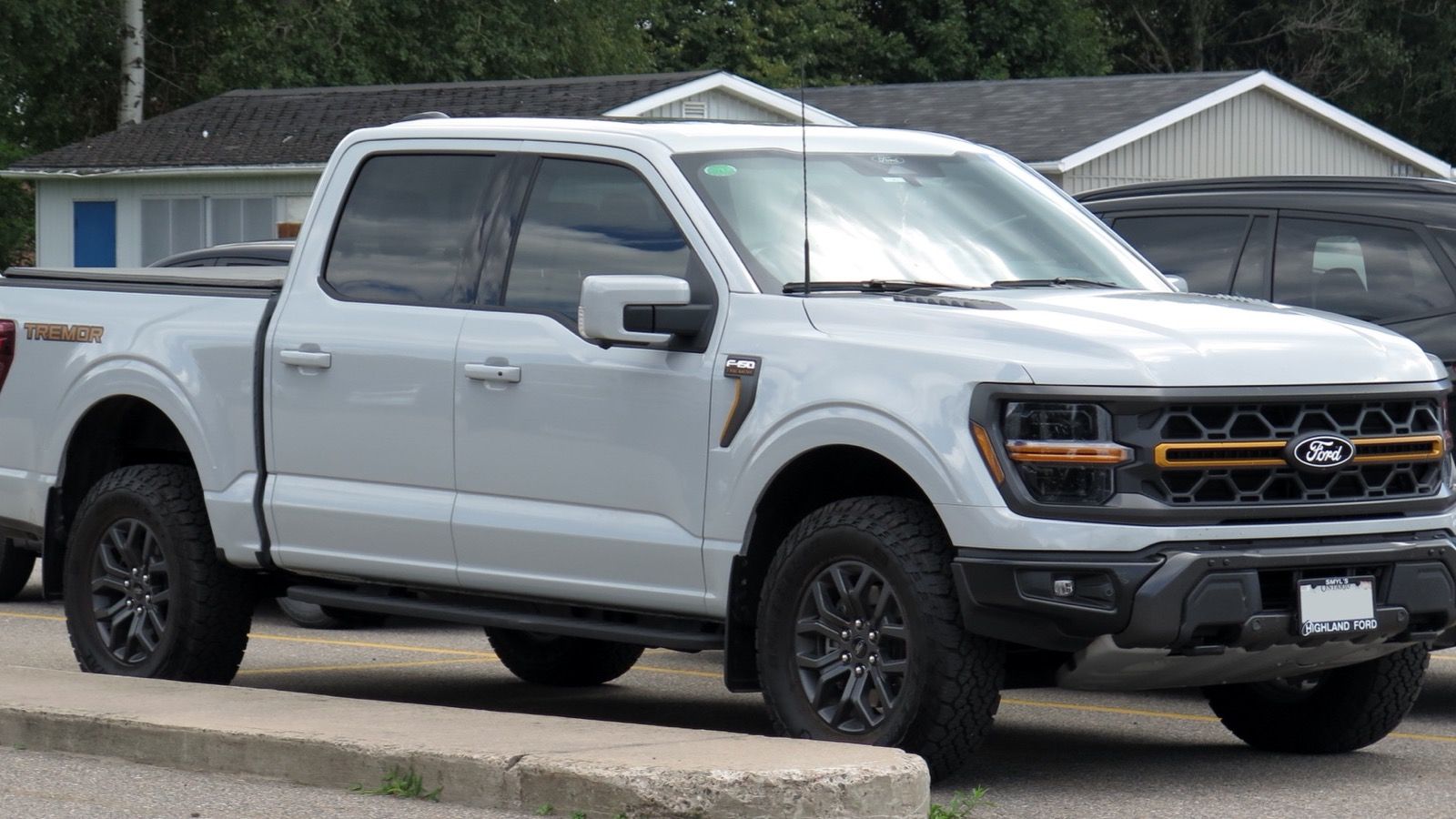 2024 Ford F-150 avalanche supercrew pickup truck, front three-quarter right view