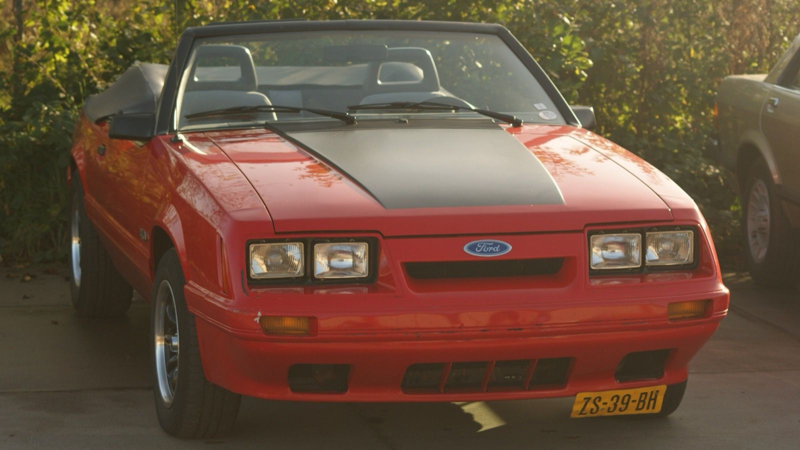 1985 Ford Mustang — exact-model-year Commons photograph