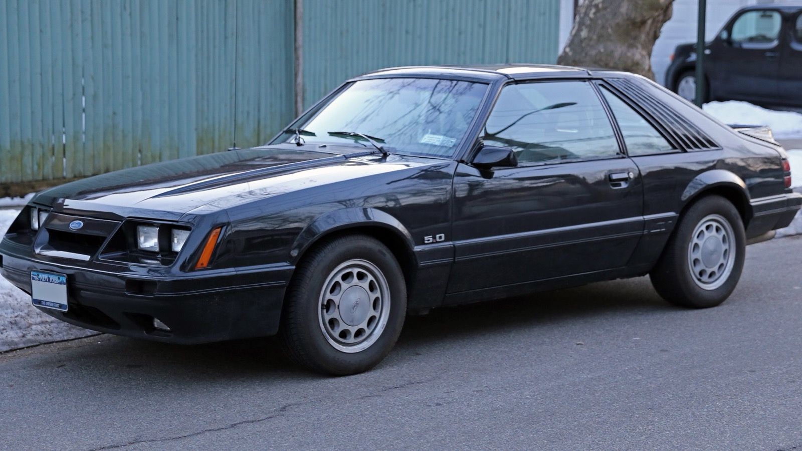 1986 Ford Mustang — exact-model-year Commons photograph