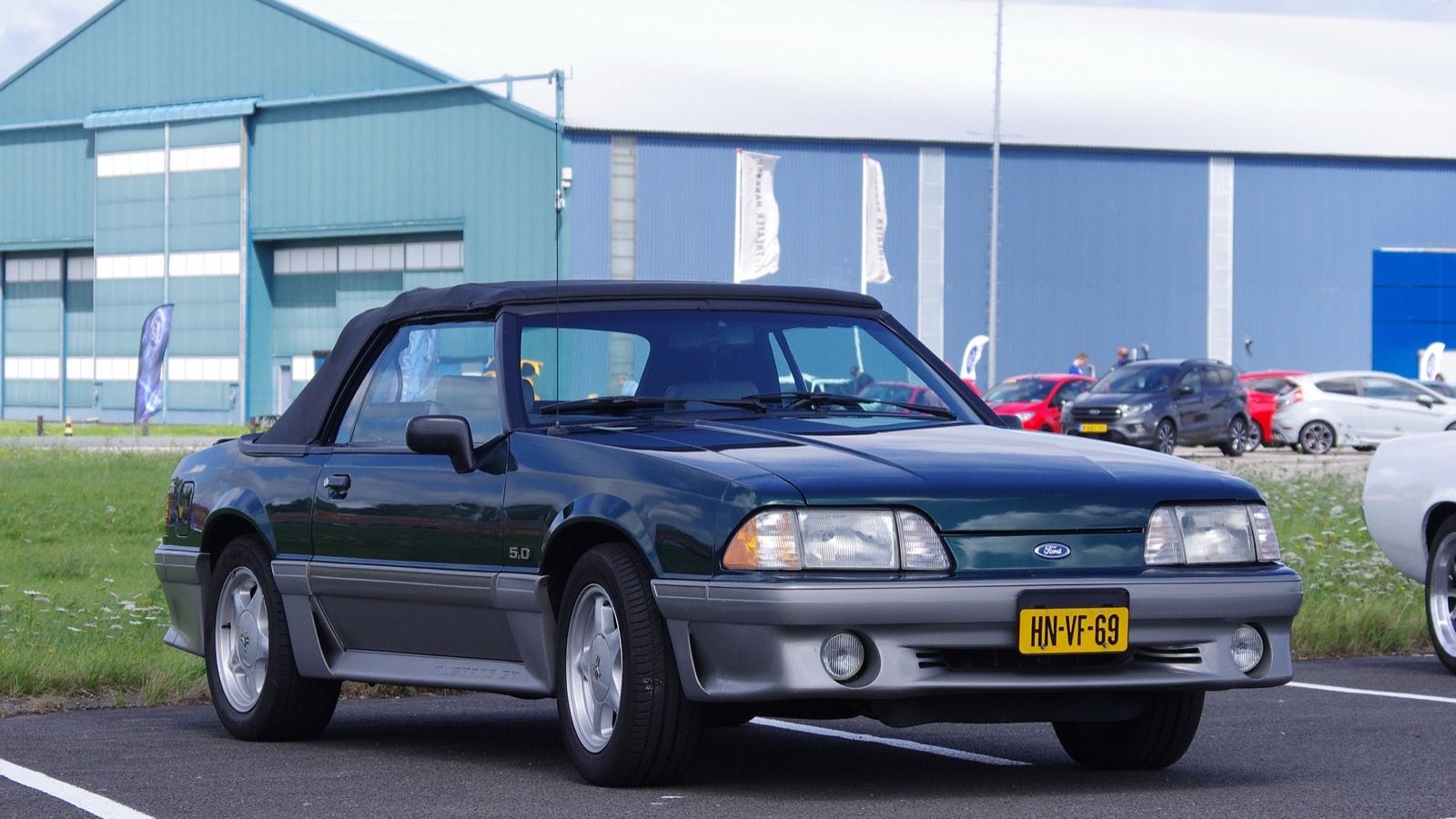1992 Ford Mustang — exact-model-year Commons photograph