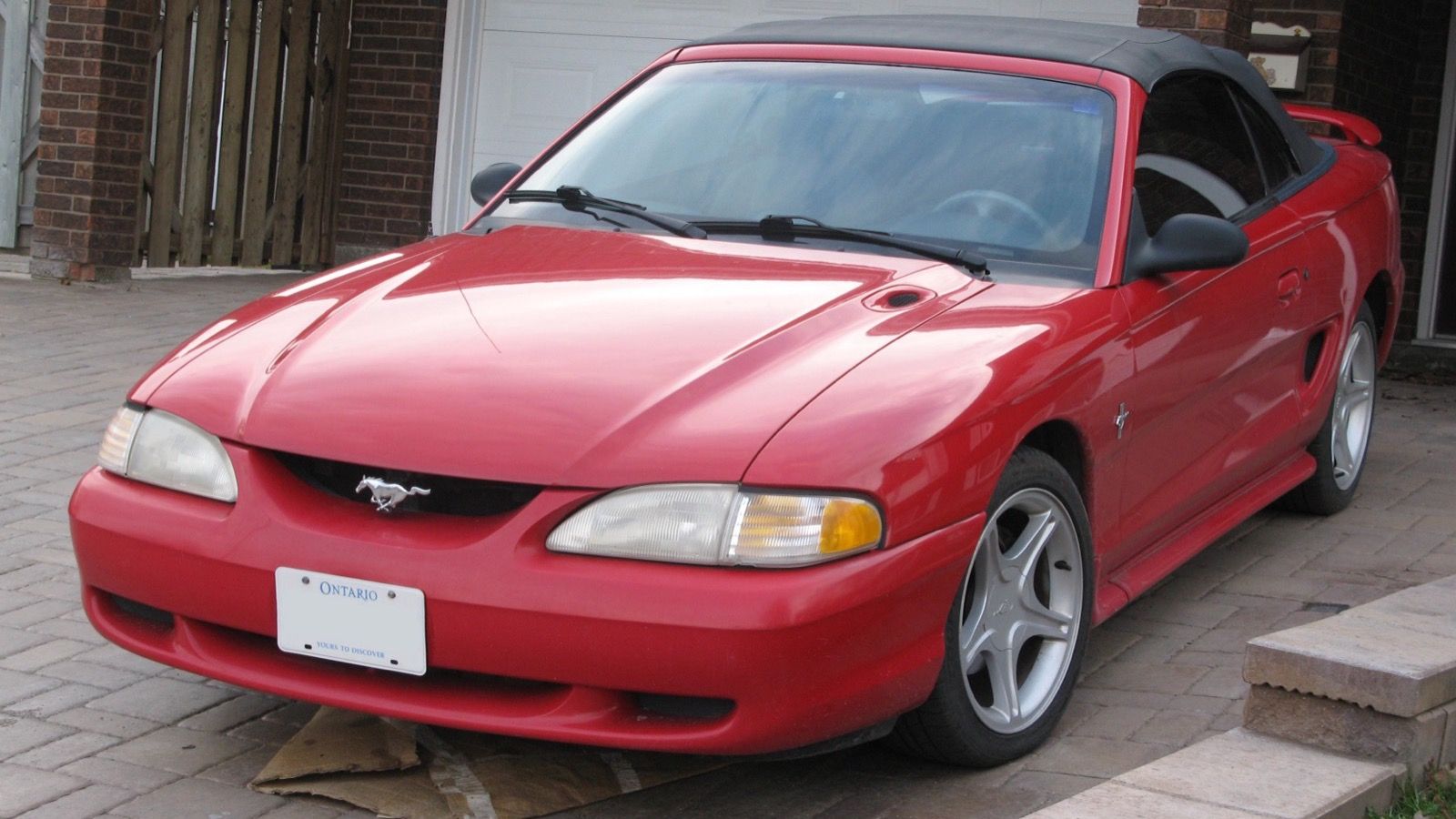 1995 Ford Mustang — exact-model-year Commons photograph