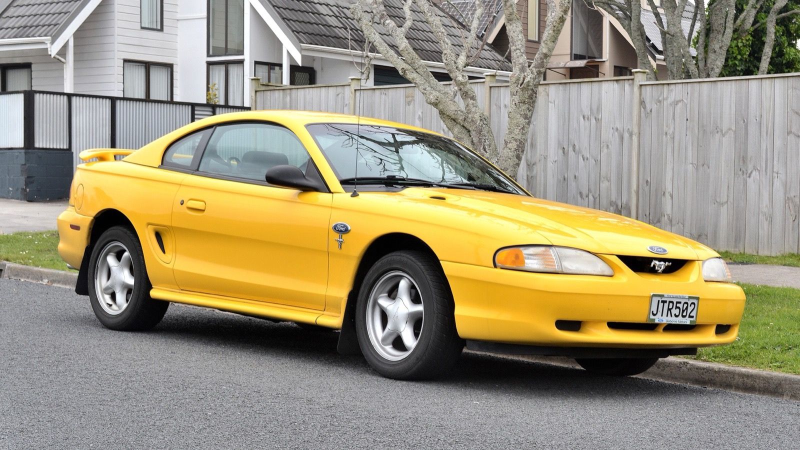 1998 Ford Mustang — exact-model-year Commons photograph