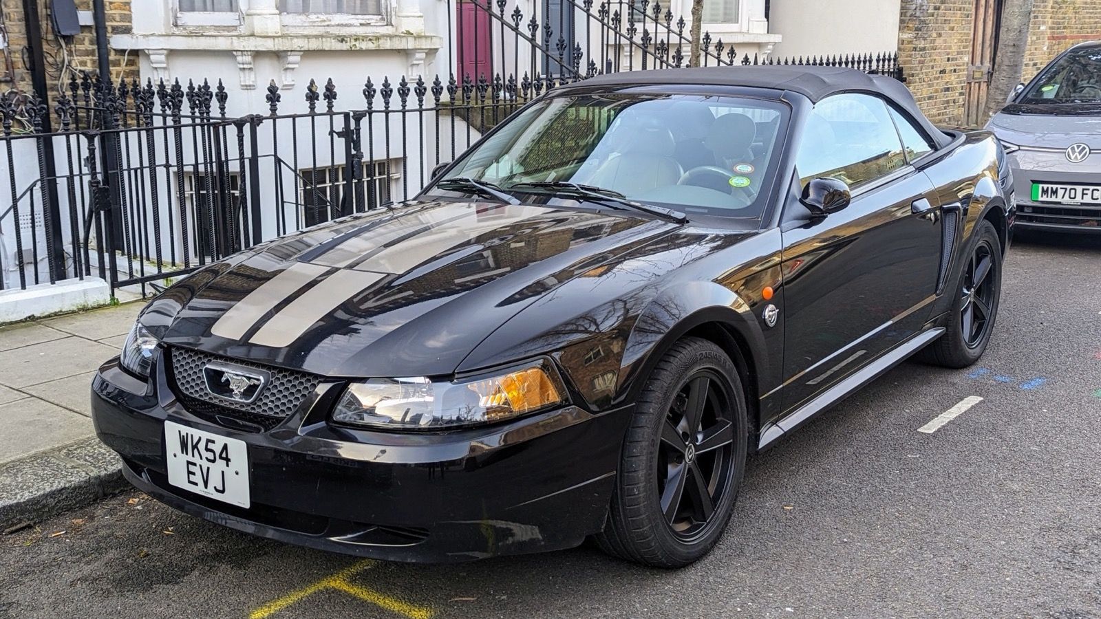 2004 Ford Mustang — exact-model-year Commons photograph