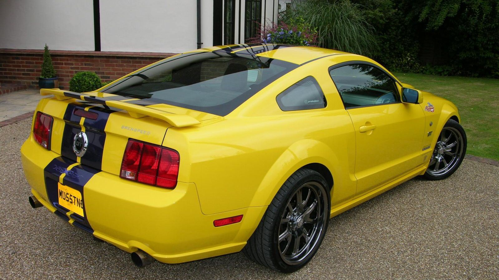 2005 Ford Mustang — exact-model-year Commons photograph