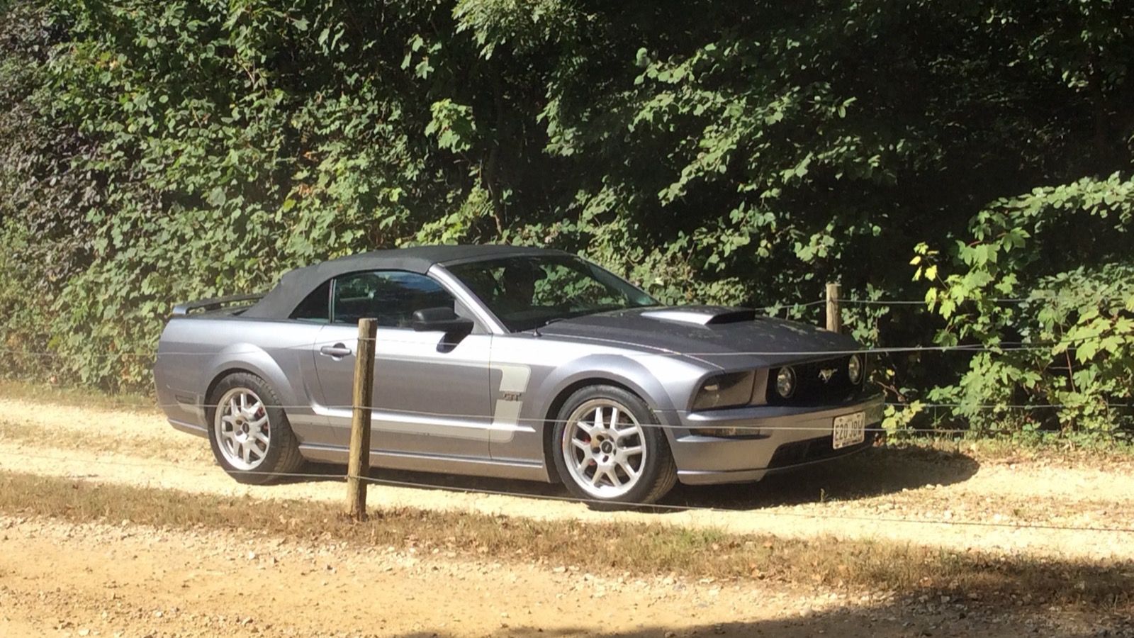 2006 Ford Mustang — exact-model-year Commons photograph