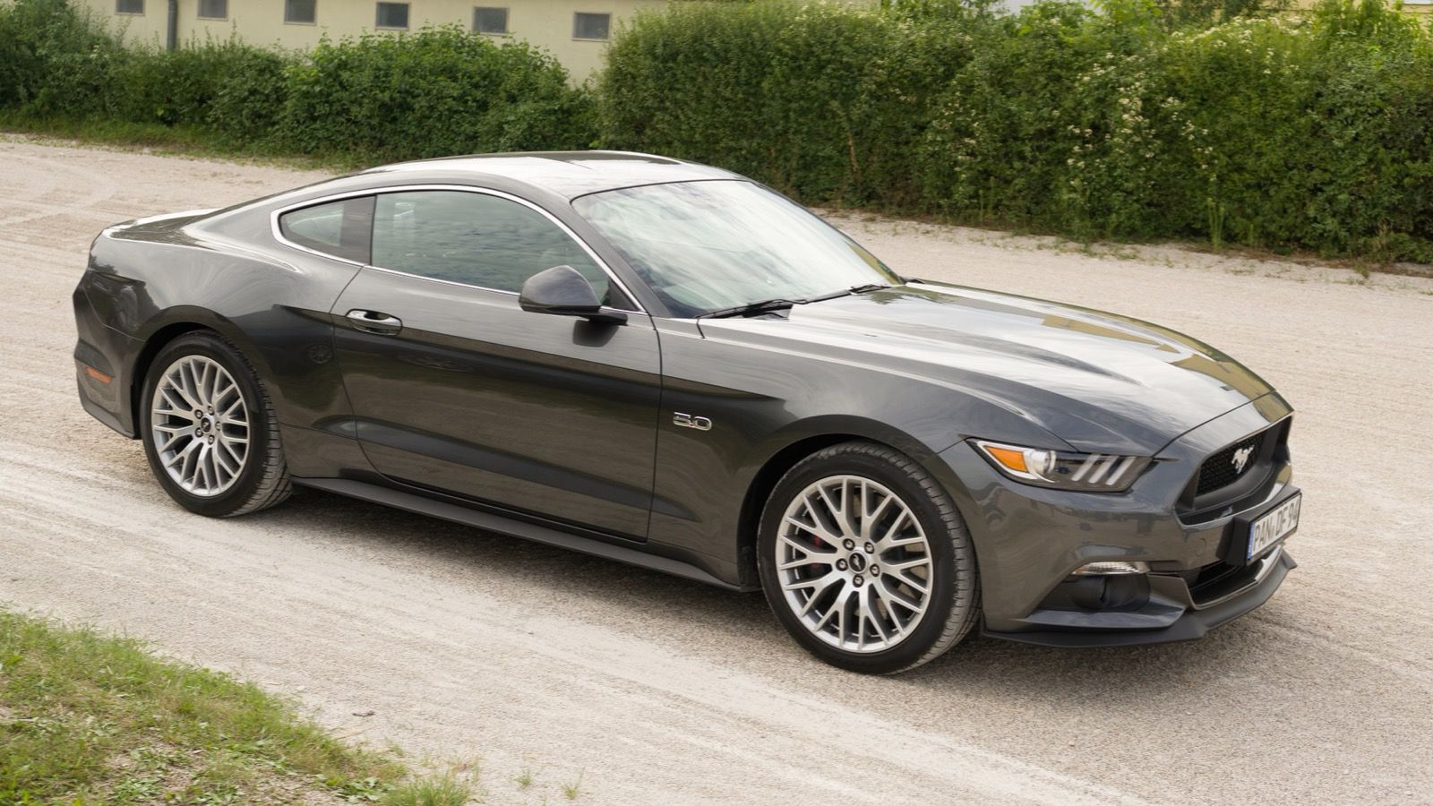 2015 Ford Mustang — exact-model-year Commons photograph