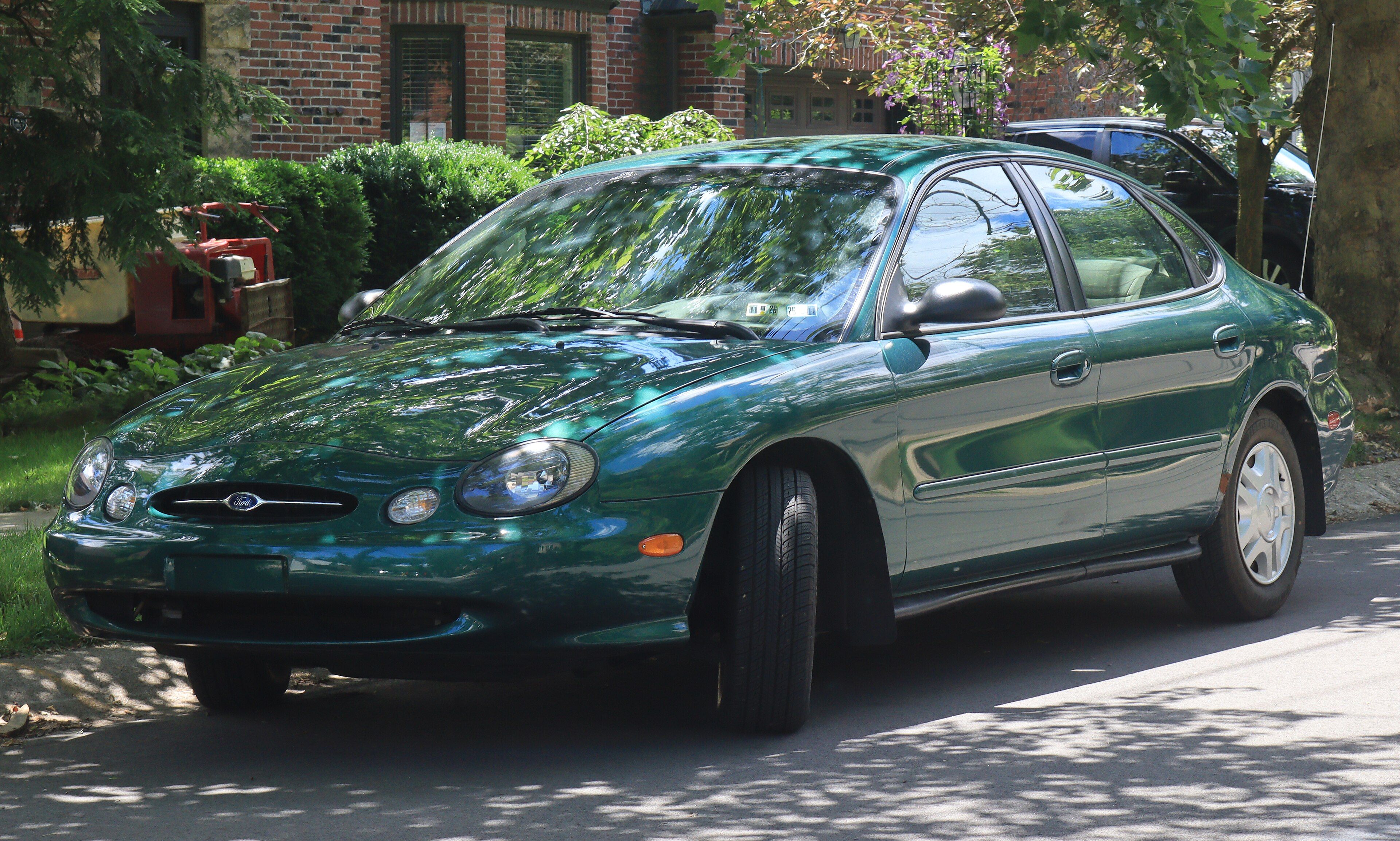 Green 1999 Ford Taurus LX sedan, front three-quarter view