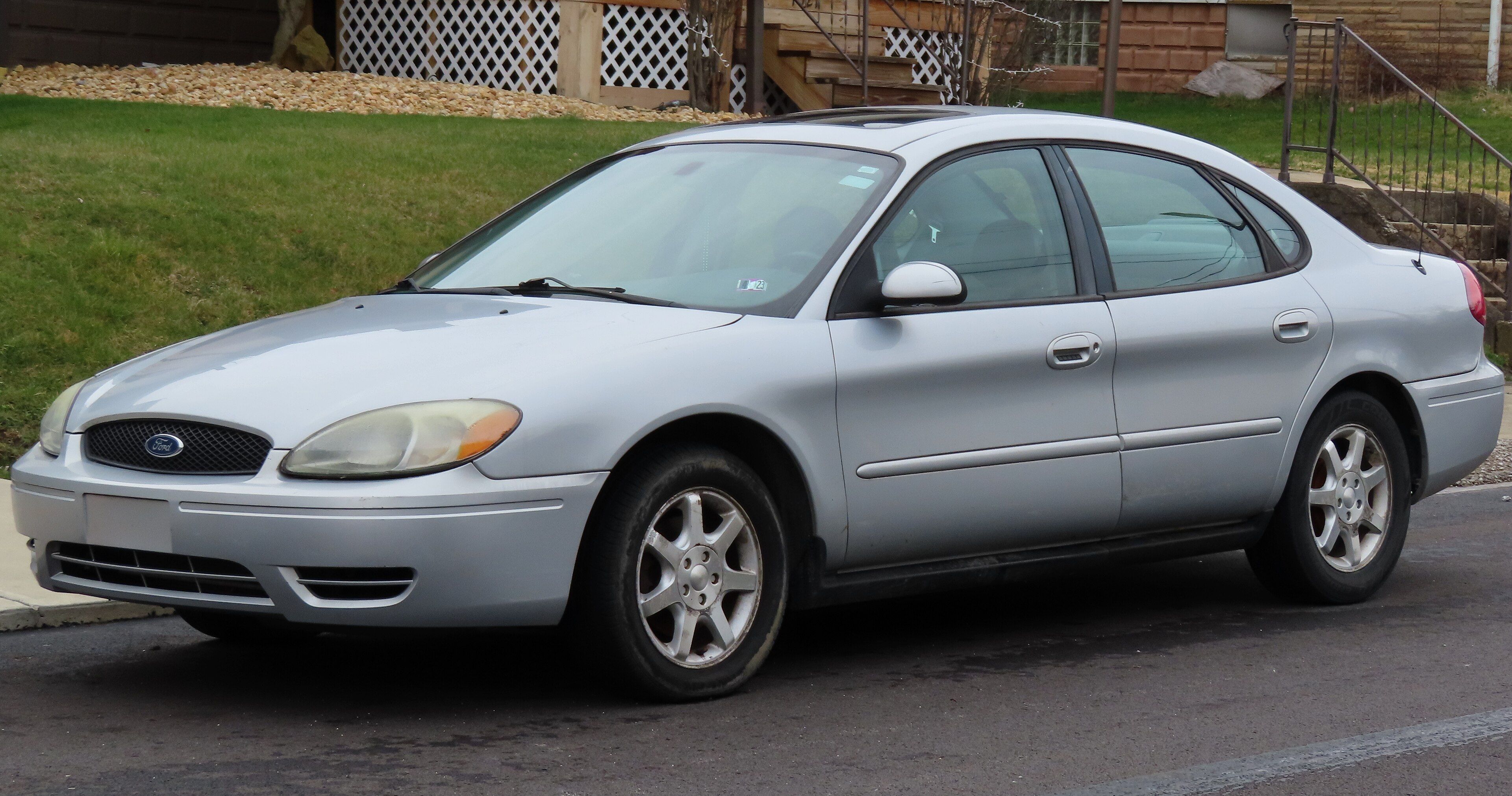 Silver 2006 Ford Taurus SEL sedan, front three-quarter view