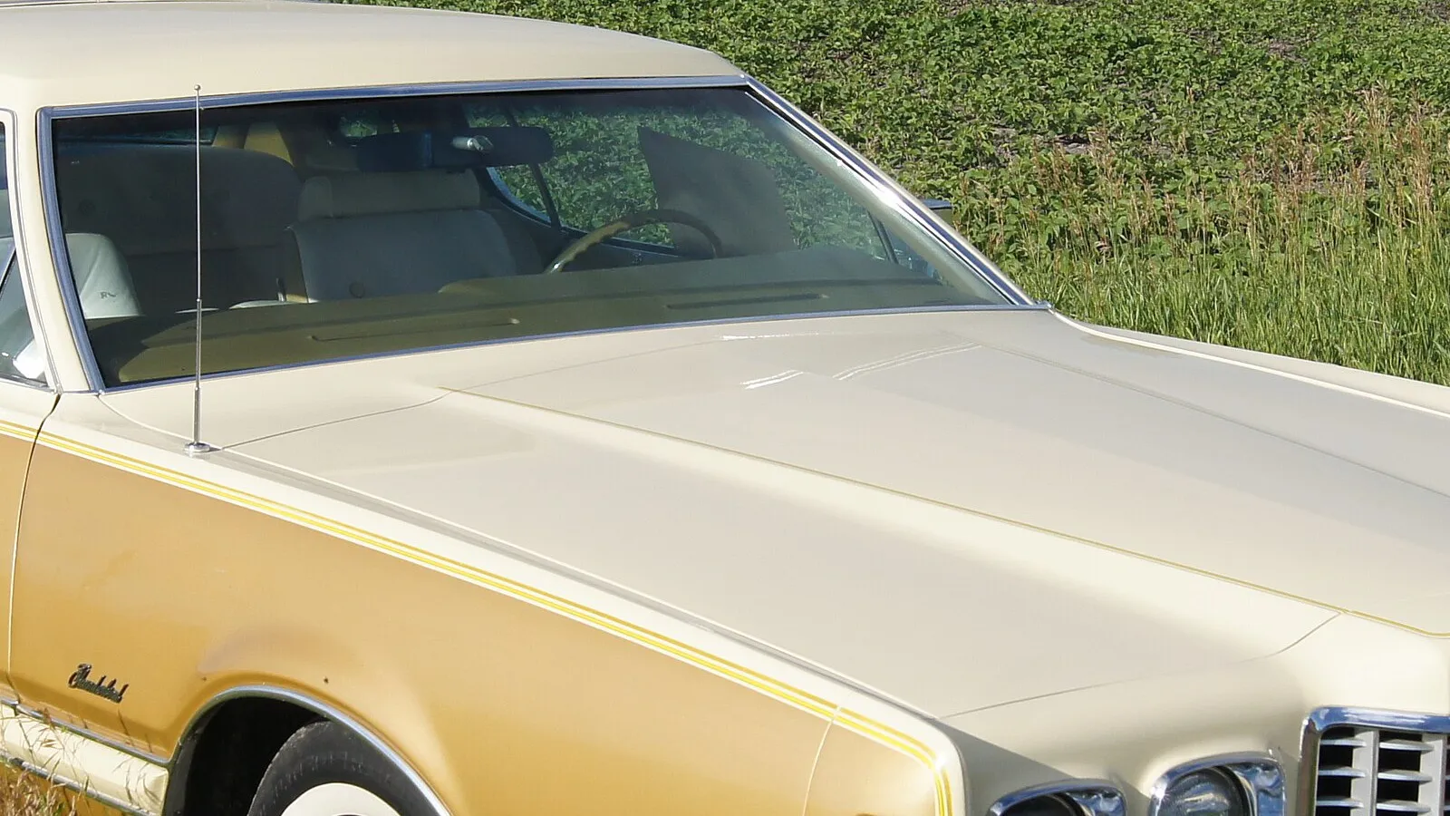 1976 Ford Thunderbird coupe, front three-quarter view