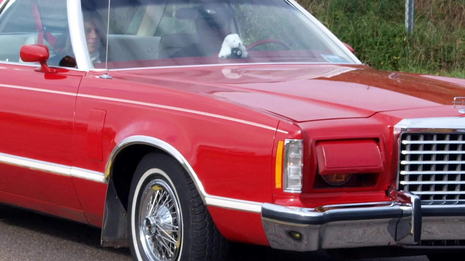 1977 Ford Thunderbird coupe, front three-quarter view
