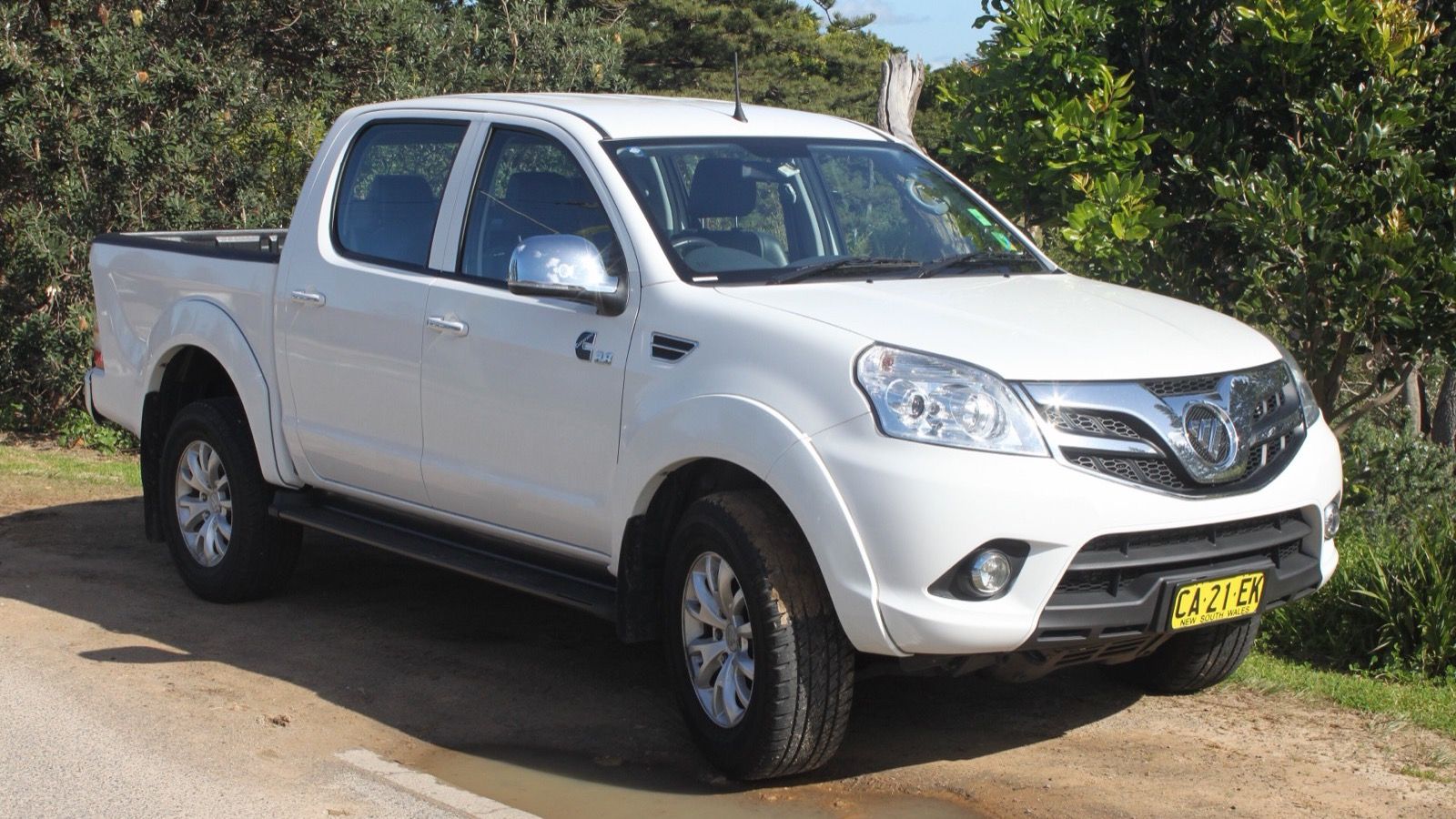 White Foton Tunland P201 4x4 double-cab pickup, front three-quarter view
