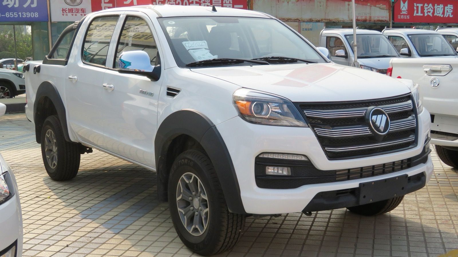 White Foton Tunland E5 facelift double-cab pickup, front three-quarter view