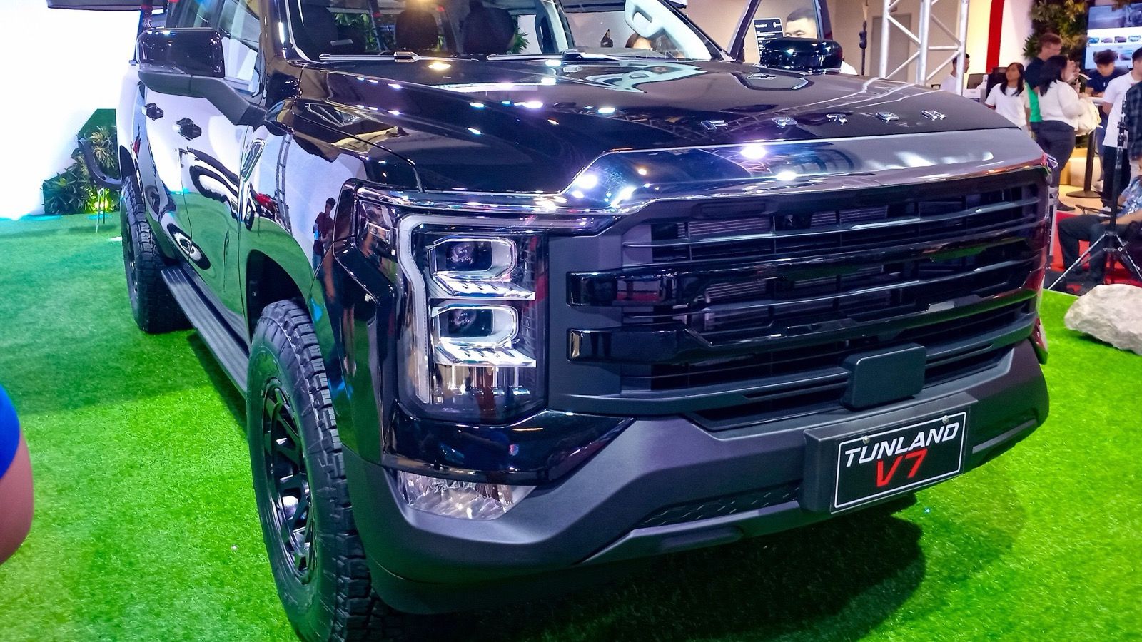 Black Foton Tunland V7 4x4 full-size pickup on display, front three-quarter view