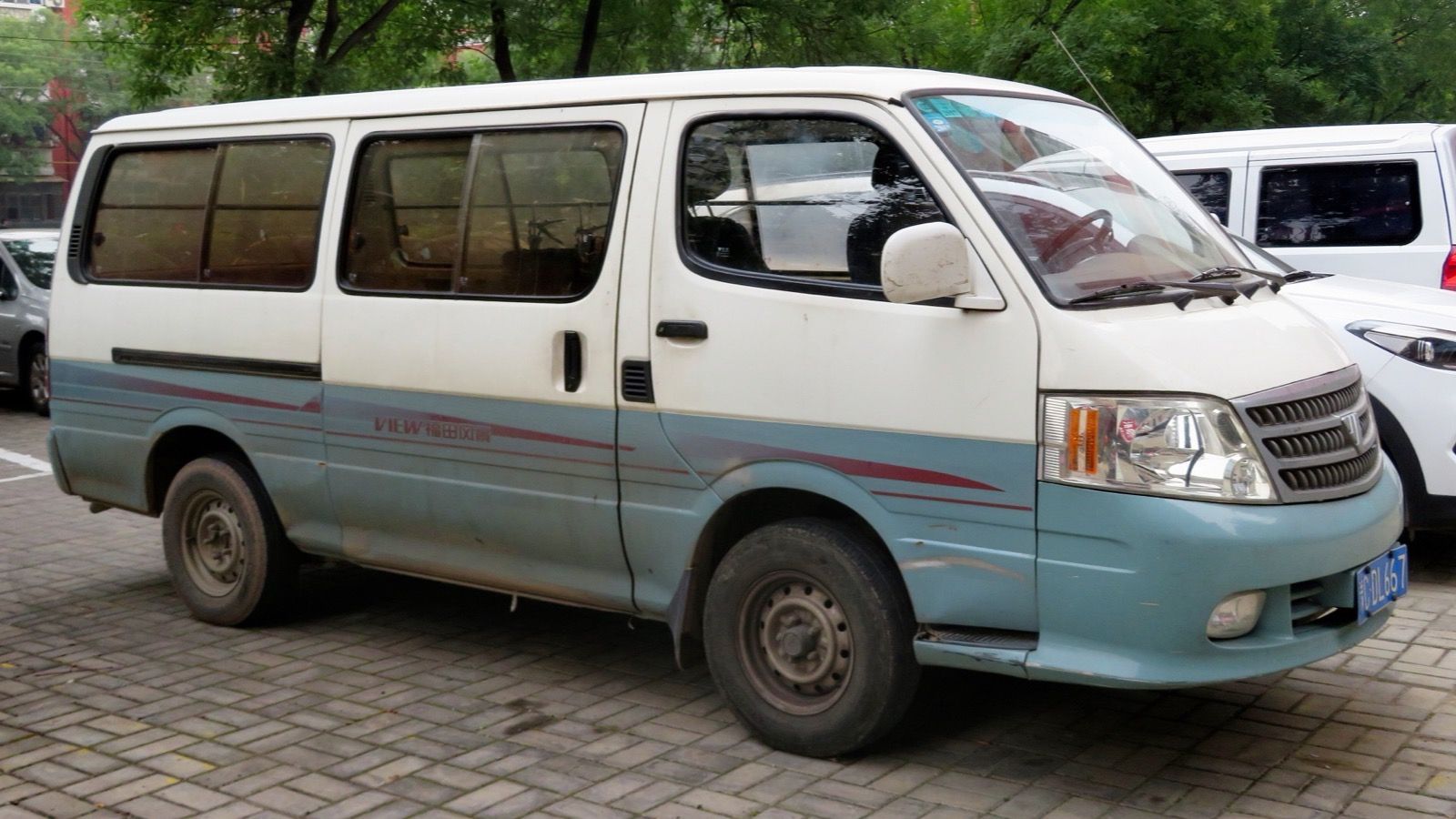 White and blue Foton View Kuaiyun van, front three-quarter view