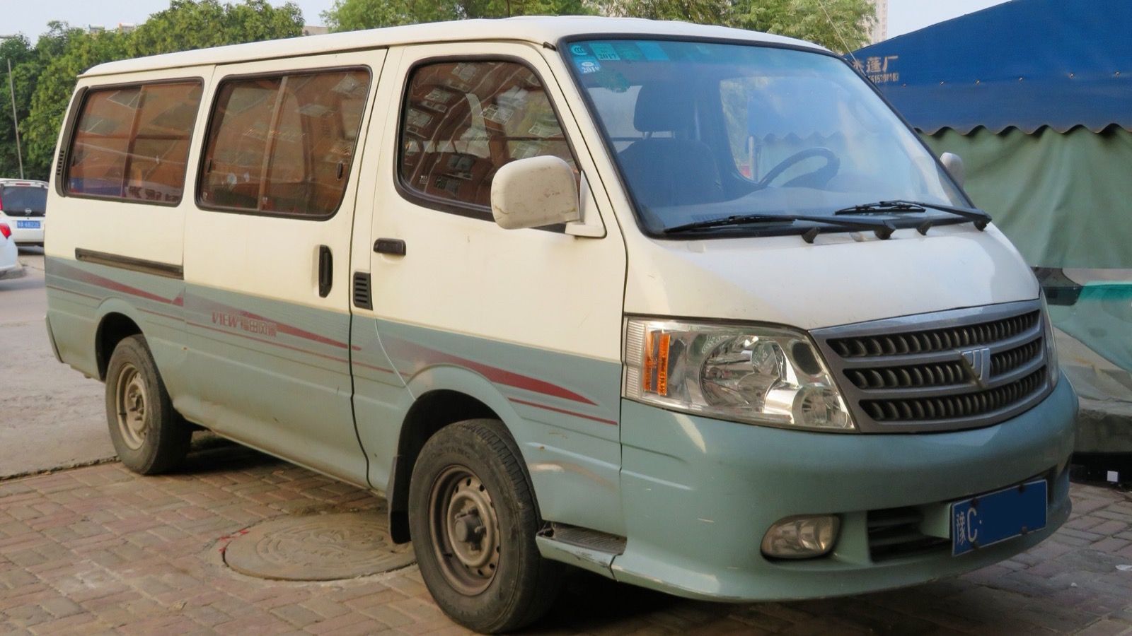 Cream and green 2009 Beiqi-Foton View Kuaiyun van, front three-quarter view