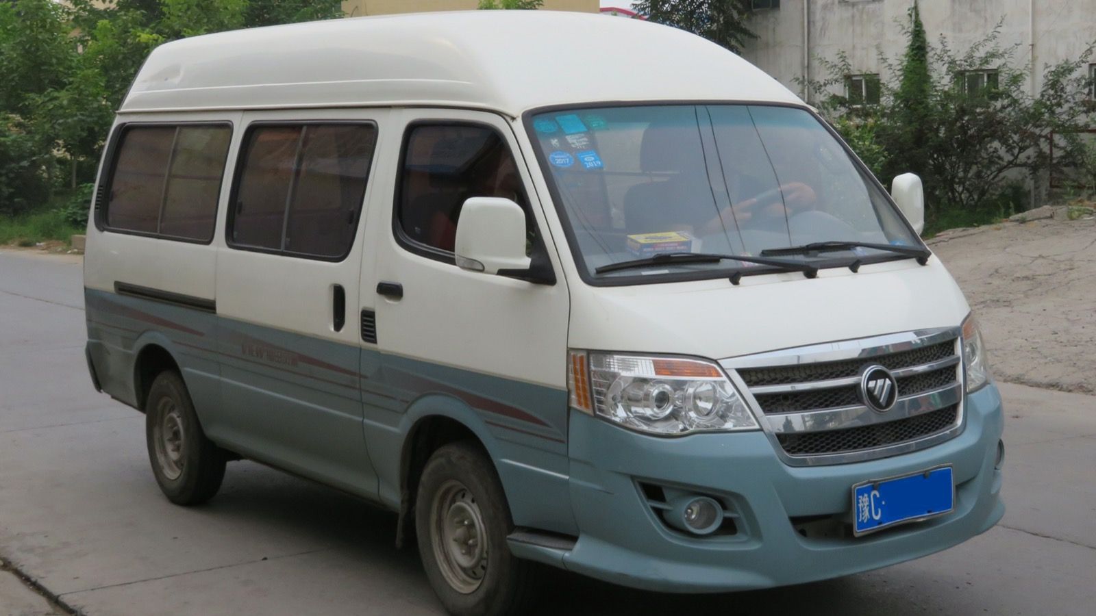 White and blue 2012 Beiqi-Foton View Kuaiyun facelift high-roof van, front three-quarter view