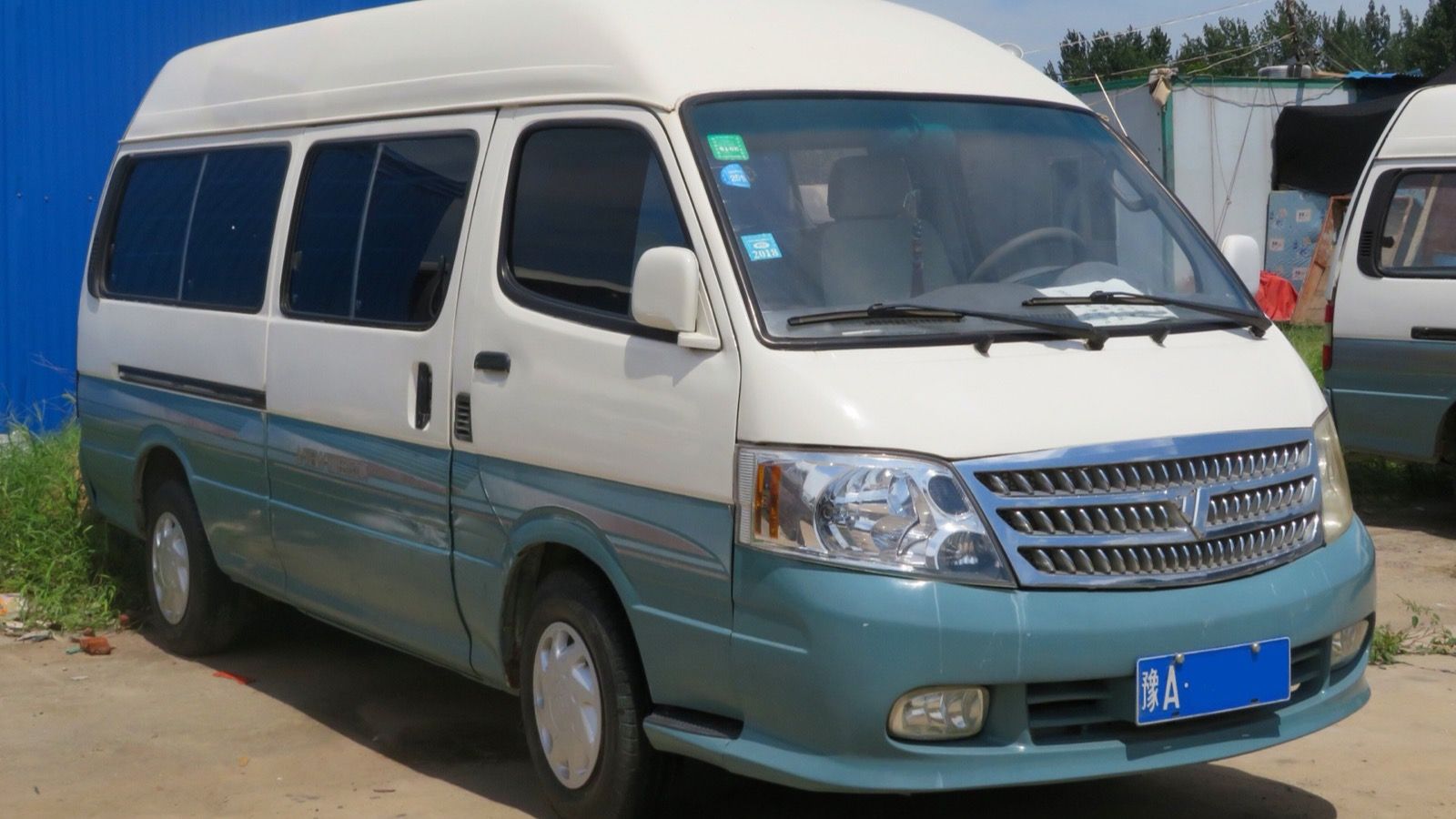 White and teal 2013 Beiqi-Foton View Kuaiyun high-roof minibus, front three-quarter view