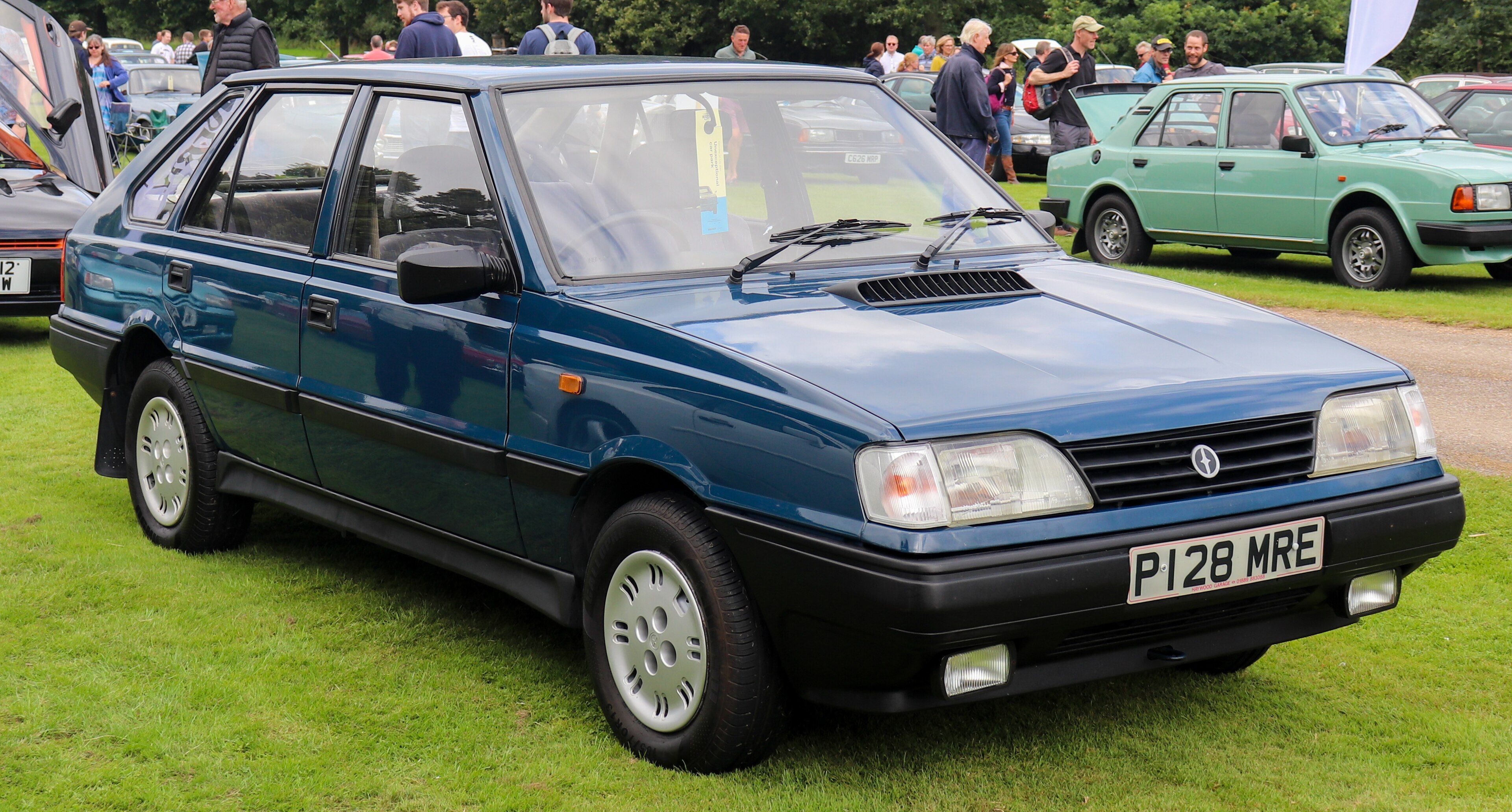 Blue 1997 FSO Polonez Caro GLi 1.5 five-door hatchback, front three-quarter view