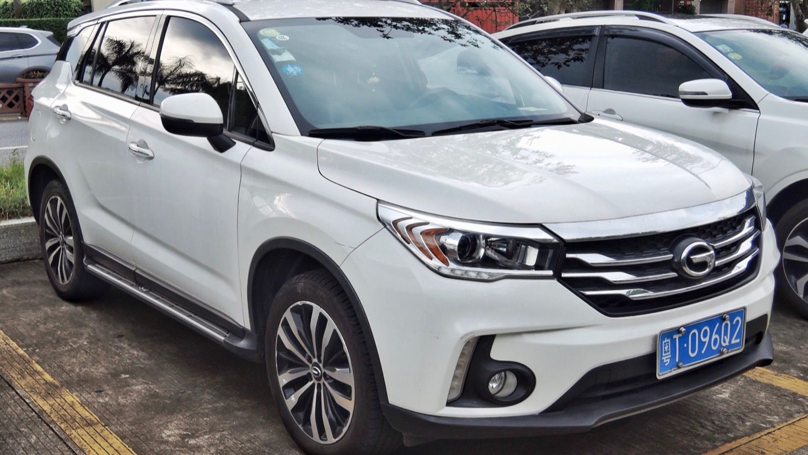 White first-generation GAC Trumpchi GS4, front three-quarter view