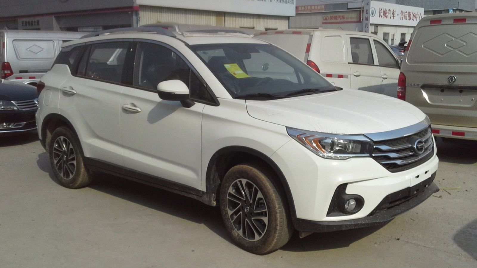 White 2016 GAC Trumpchi GS4, front three-quarter view