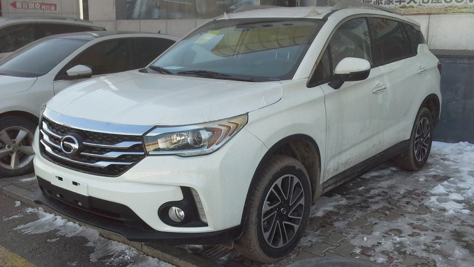 2017 GAC Trumpchi GS4, front three-quarter view