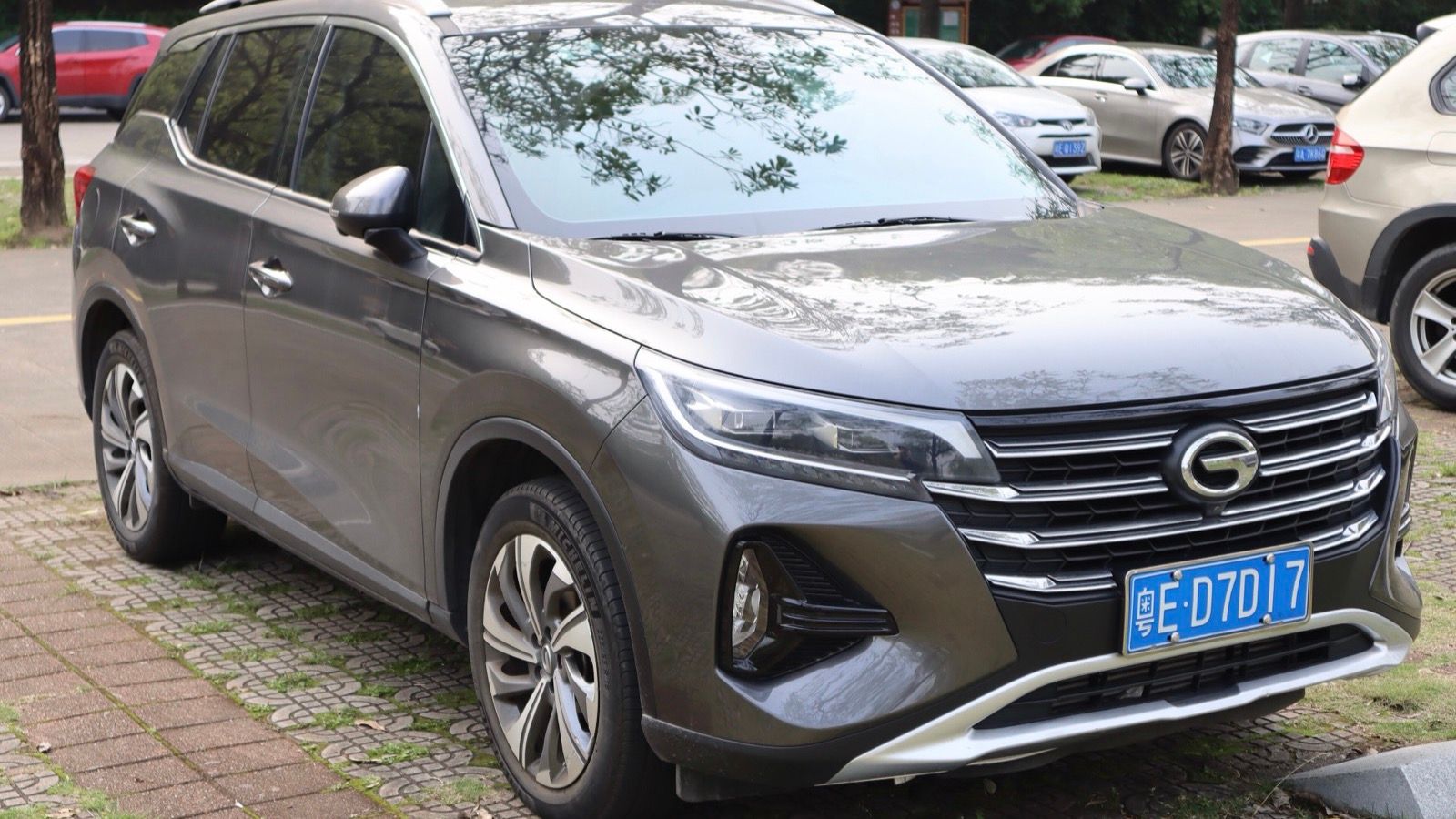 Grey second-generation GAC Trumpchi GS4 270T, front three-quarter view