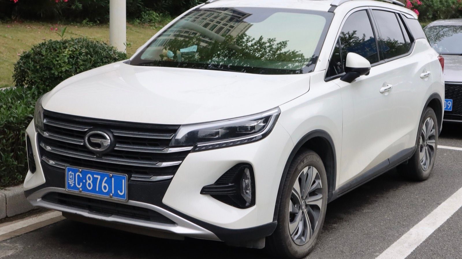 White 2020 GAC Trumpchi GS4, front three-quarter view