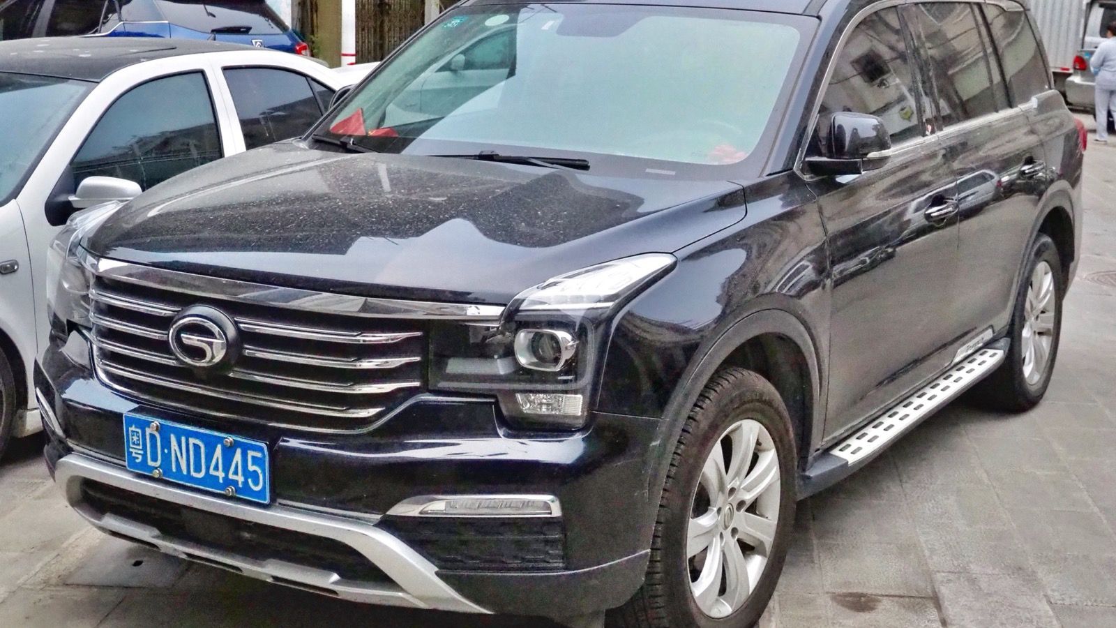 Black first-generation GAC Trumpchi GS8, front three-quarter view