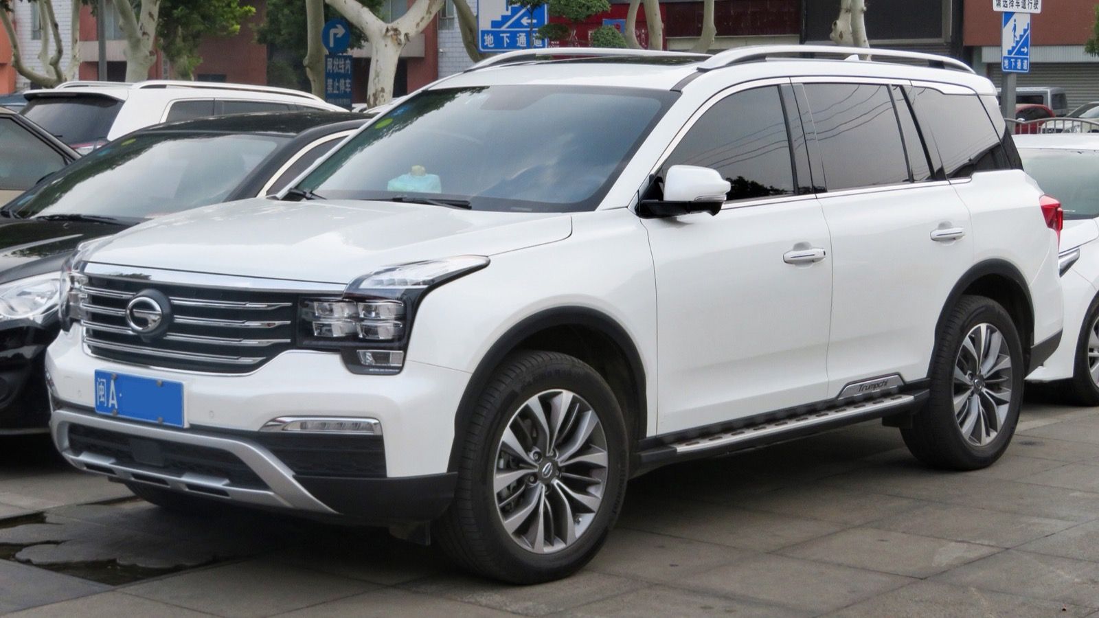 White 2017 GAC Trumpchi GS8, front three-quarter view