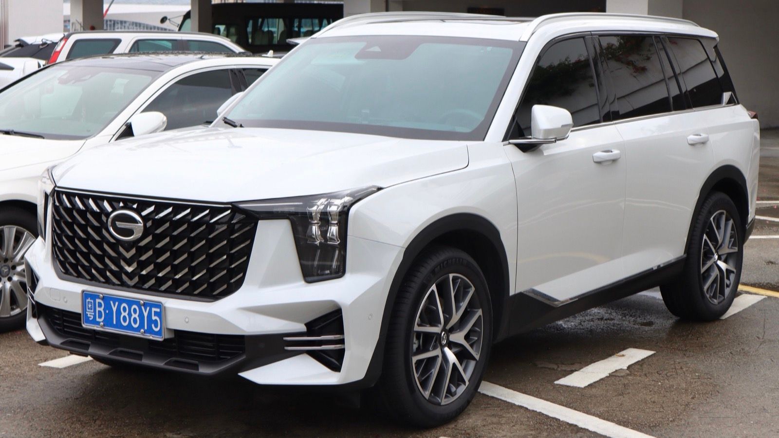 White second-generation GAC Trumpchi GS8, front three-quarter view