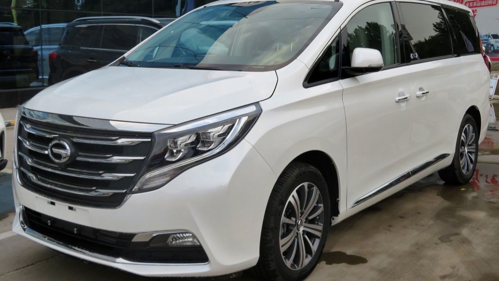 White GAC Trumpchi GM8 minivan, front three-quarter view
