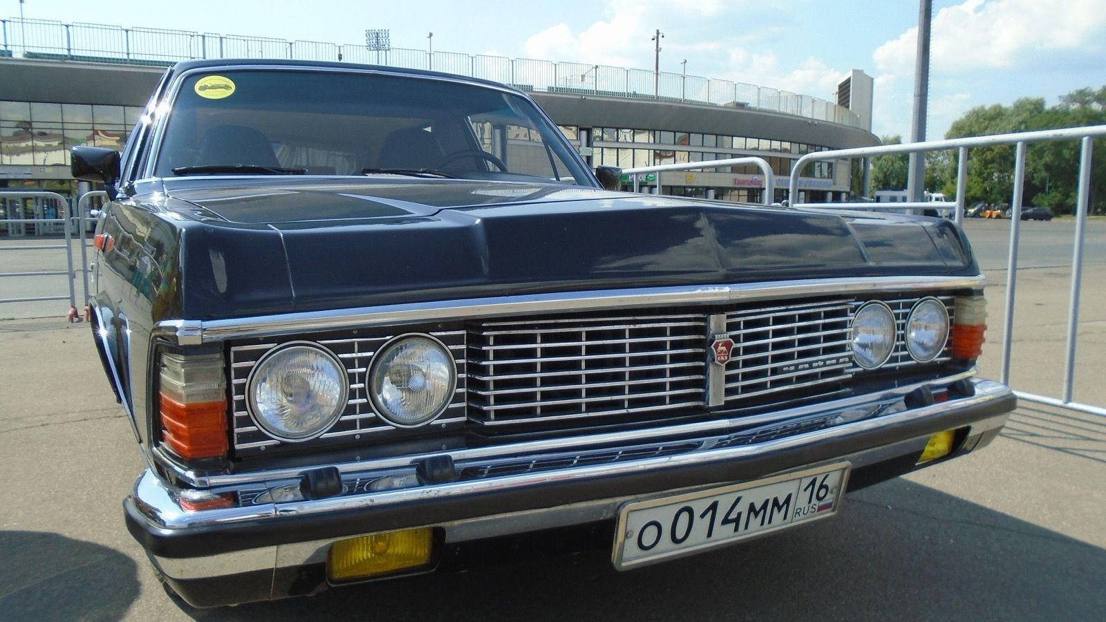 Dark blue GAZ-14 Chaika limousine displayed at an outdoor event in Kazan, front view
