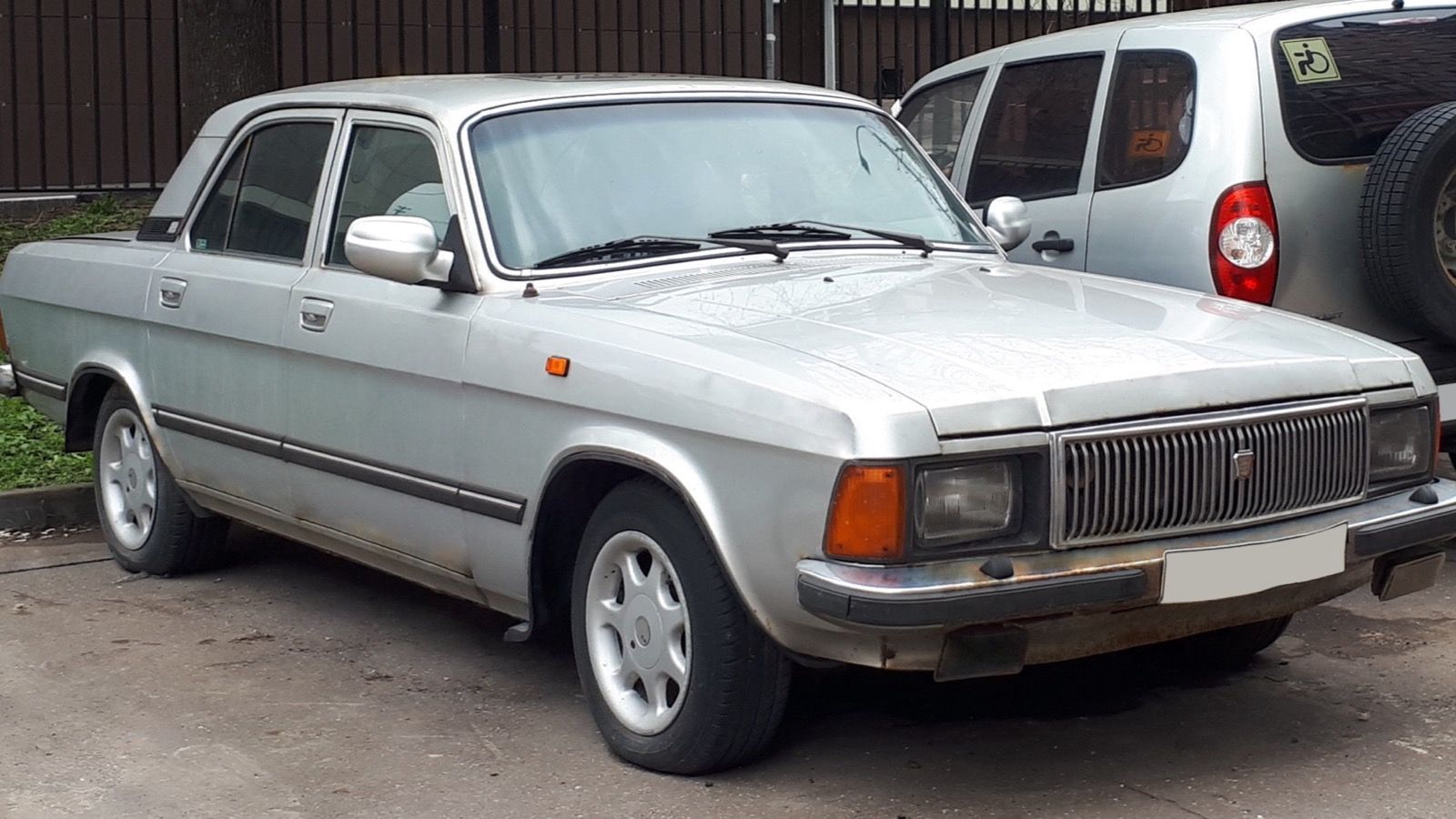 Silver GAZ-3102 Volga four-door saloon parked at a kerb, front three-quarter view