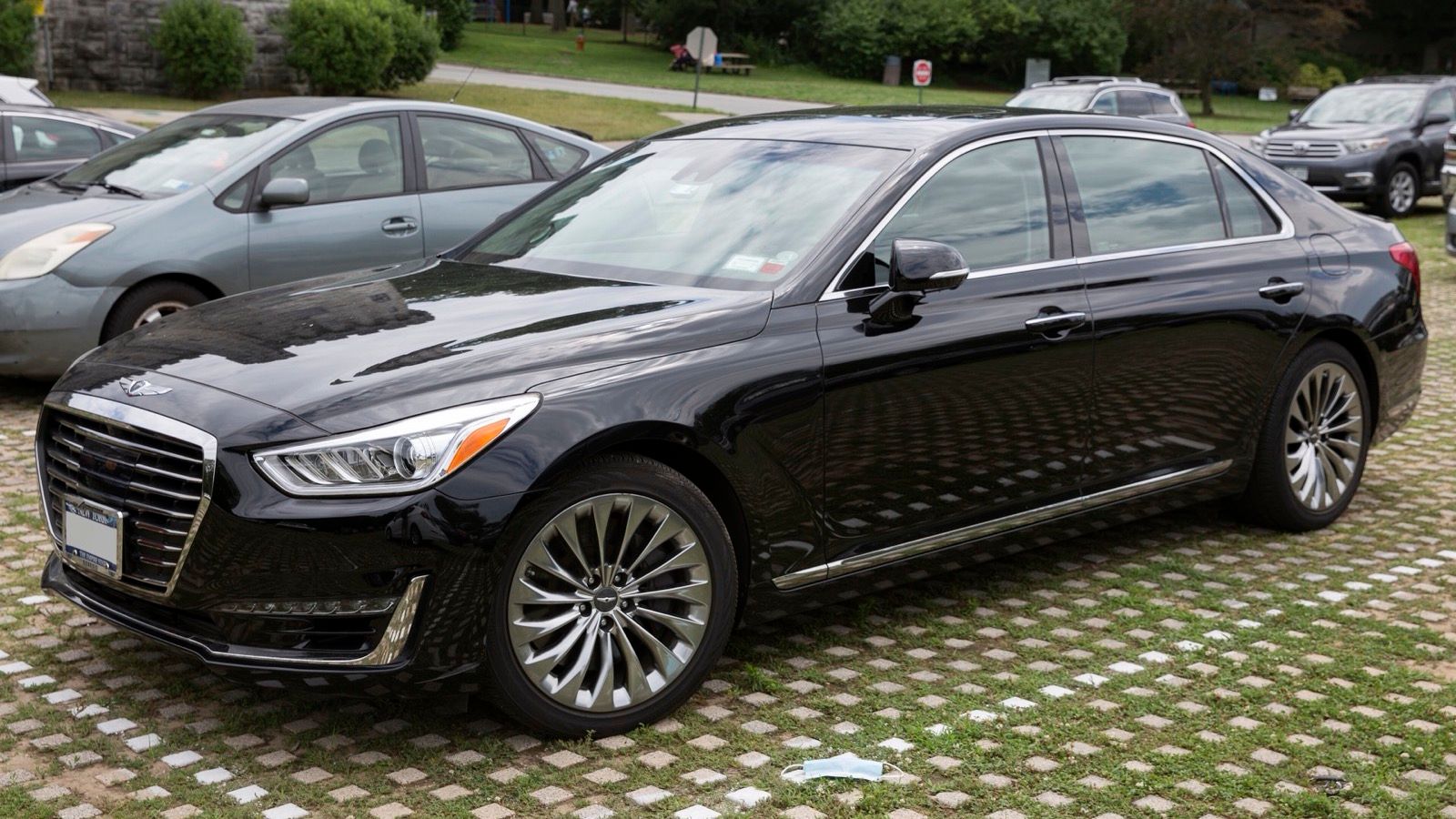 Black first-generation Genesis G90 3.3T Premium, front left three-quarter view