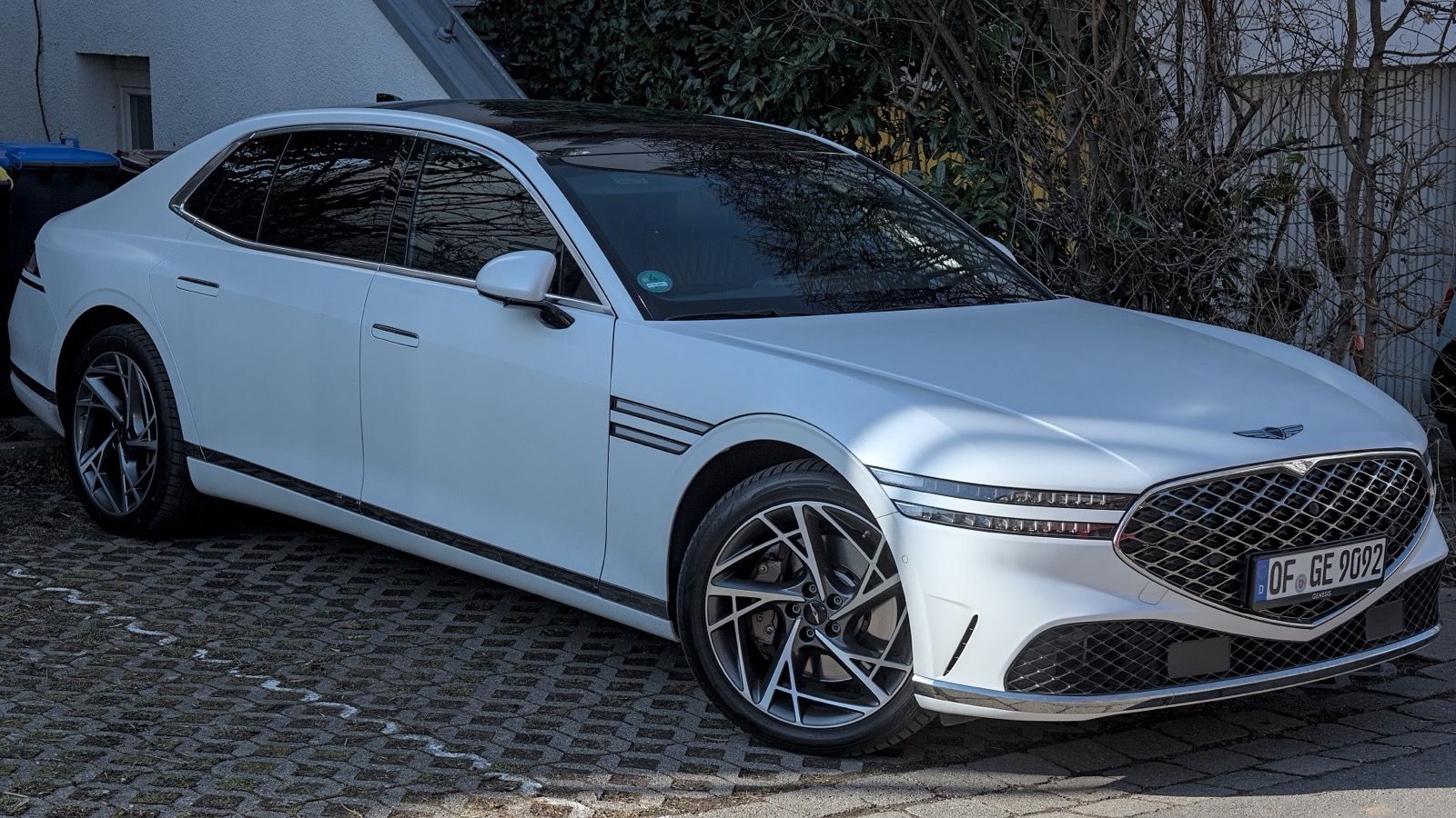 White second-generation Genesis G90 (RS4), front three-quarter view