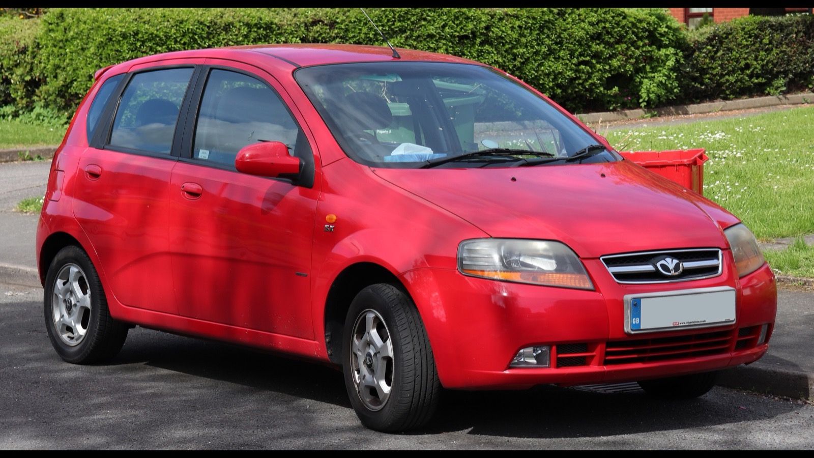 Red 2005 Daewoo Kalos SX 1.4 five-door hatchback, front three-quarter view