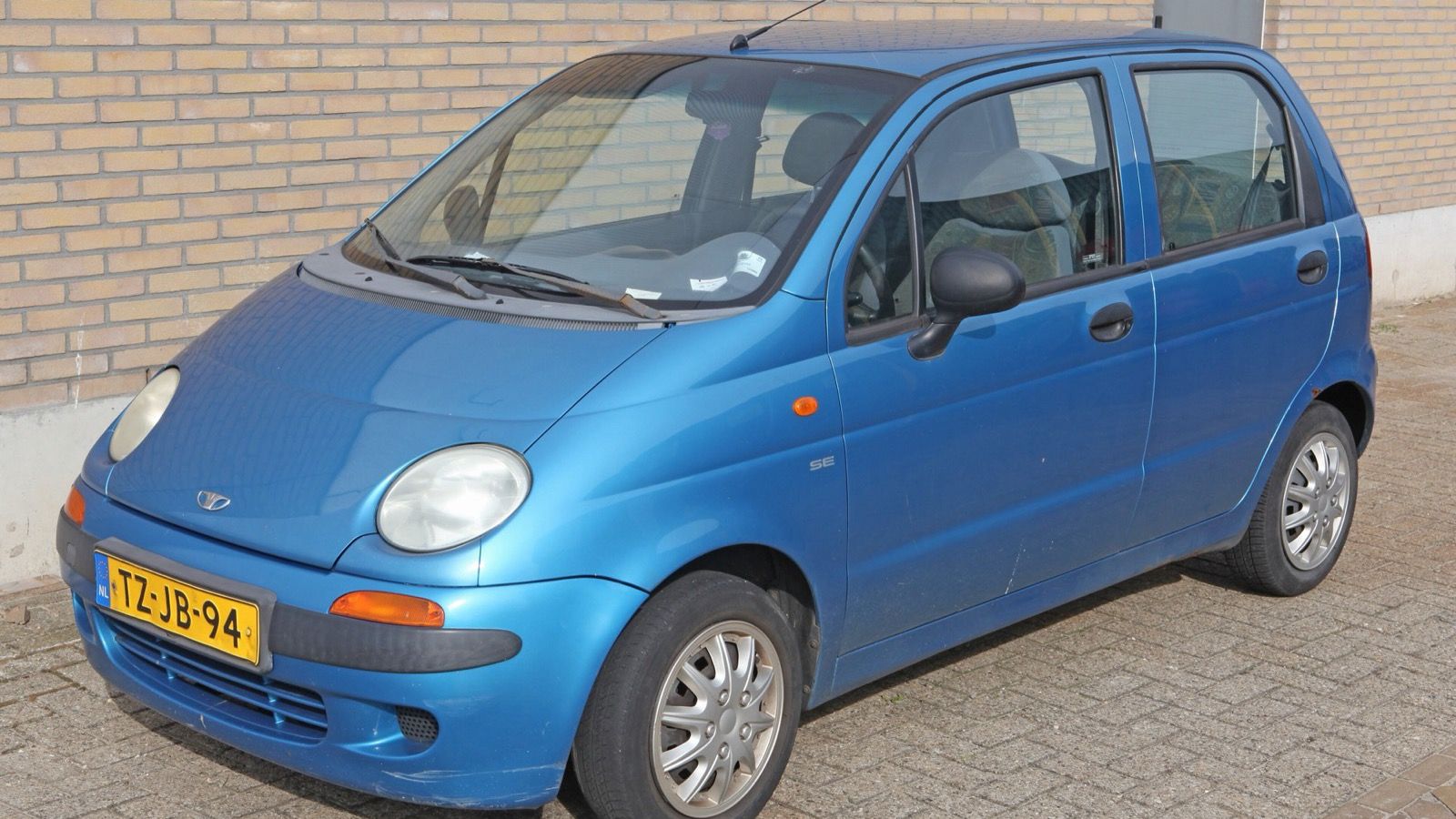 Blue 1998 Daewoo Matiz five-door hatchback, front three-quarter view