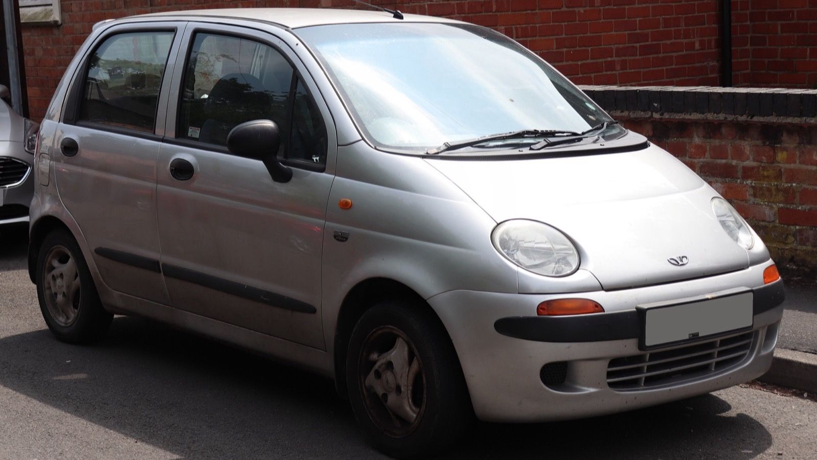 Silver 2000 Daewoo Matiz SE Plus 800cc, front three-quarter view
