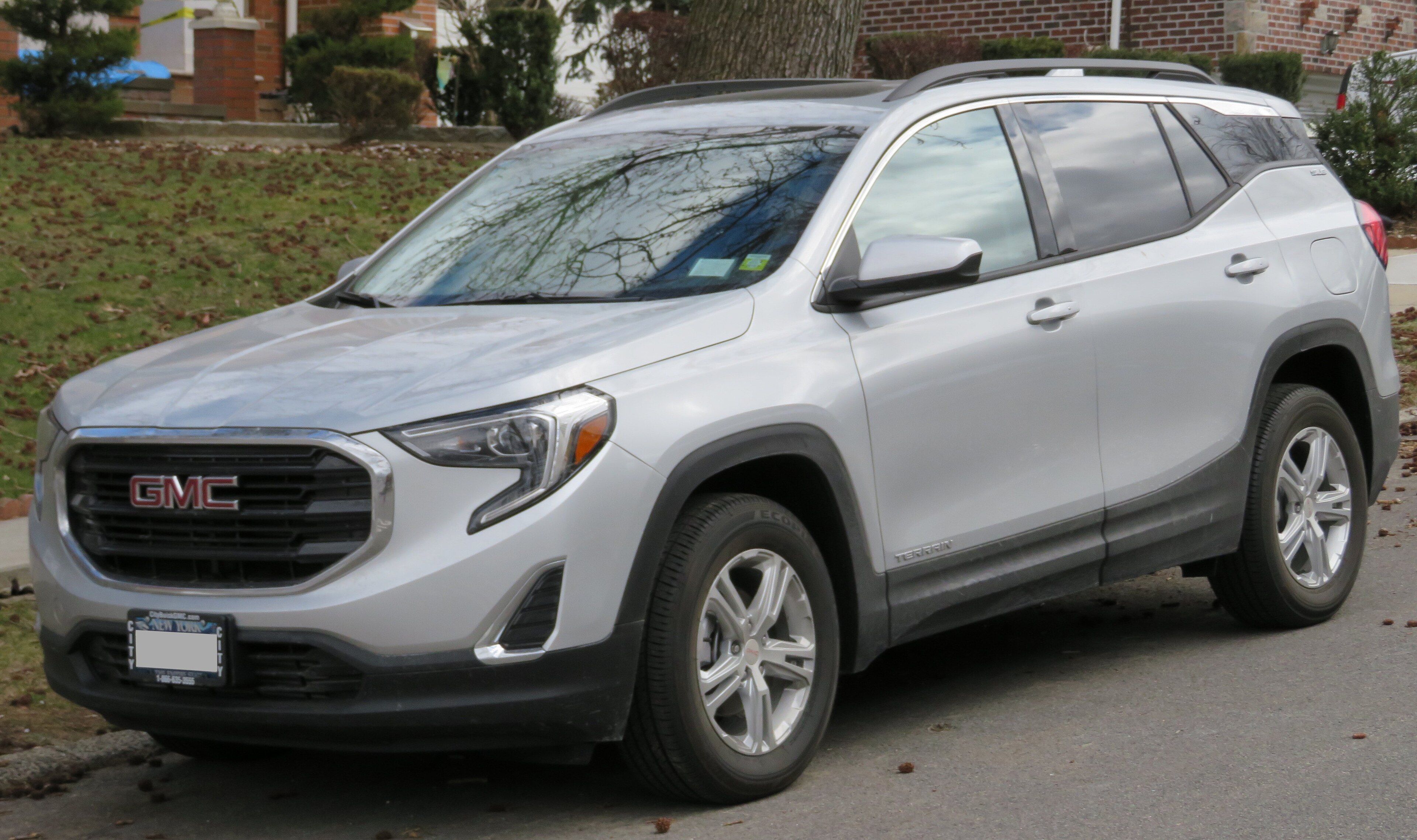 2017 GMC Terrain SLE compact crossover, front view