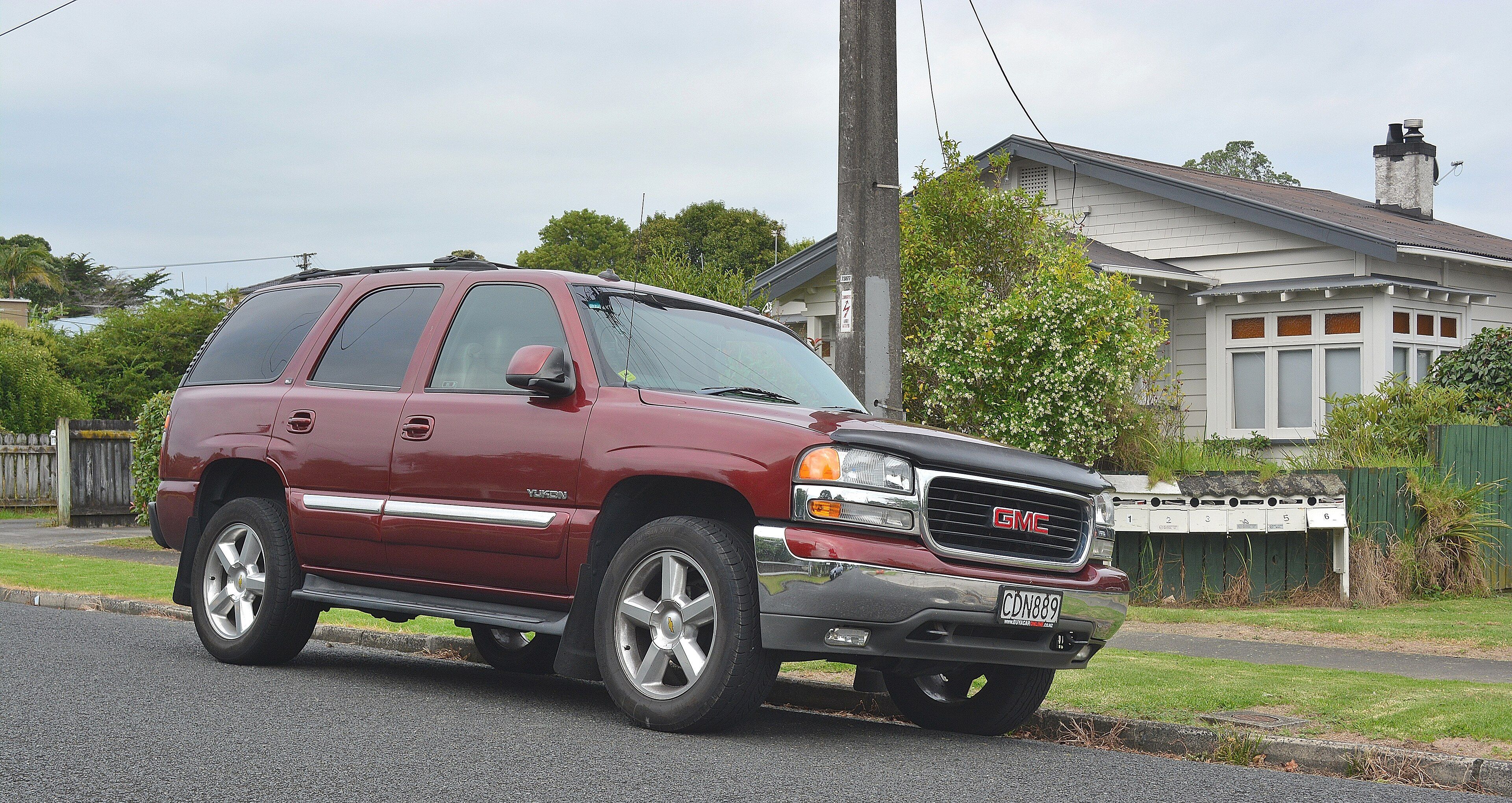 2003 GMC Yukon full-size SUV, front three-quarter view